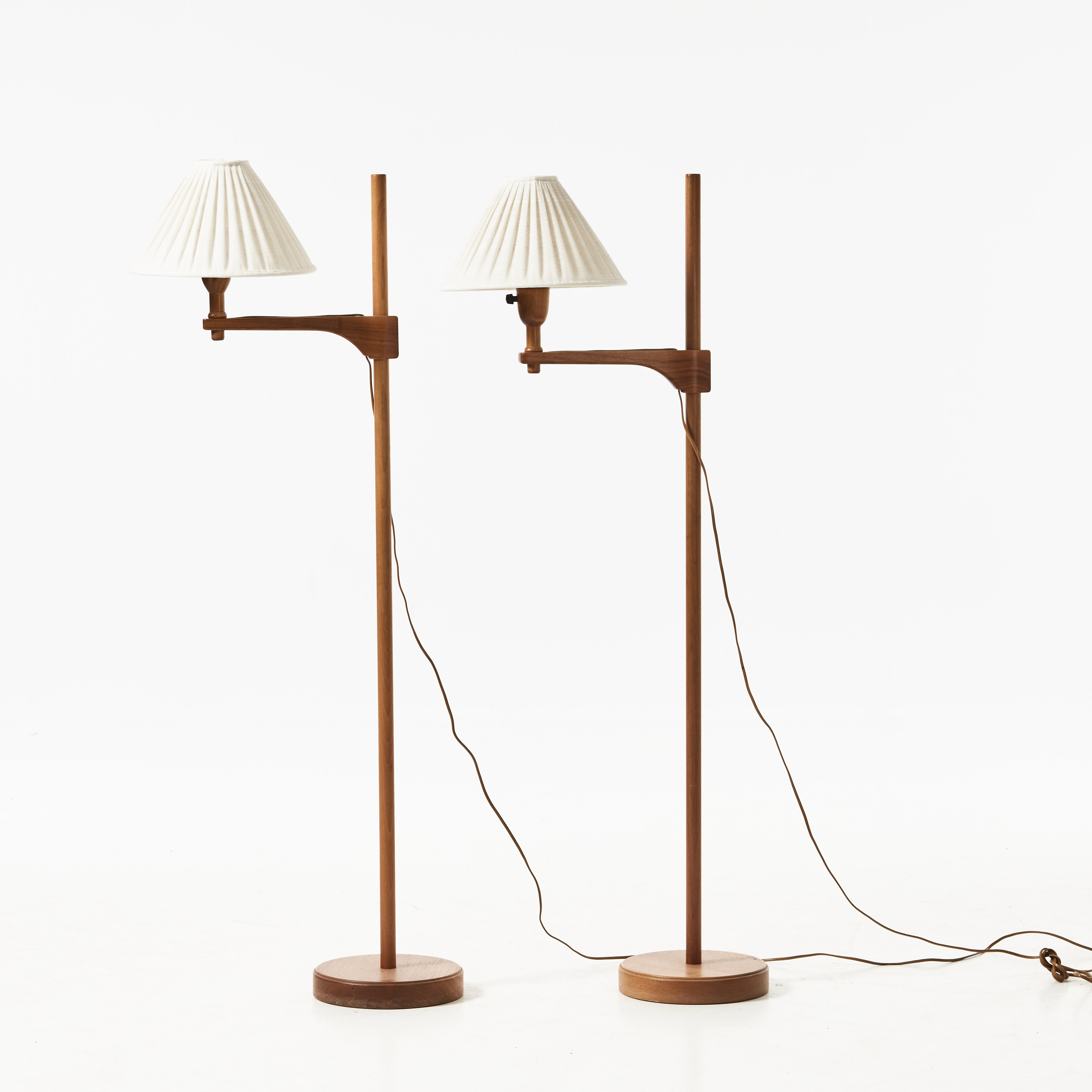 CARL MALMSTEN. Golvlampor, 1 par, "Staken", valnöt, brännmärkt CM undertill.