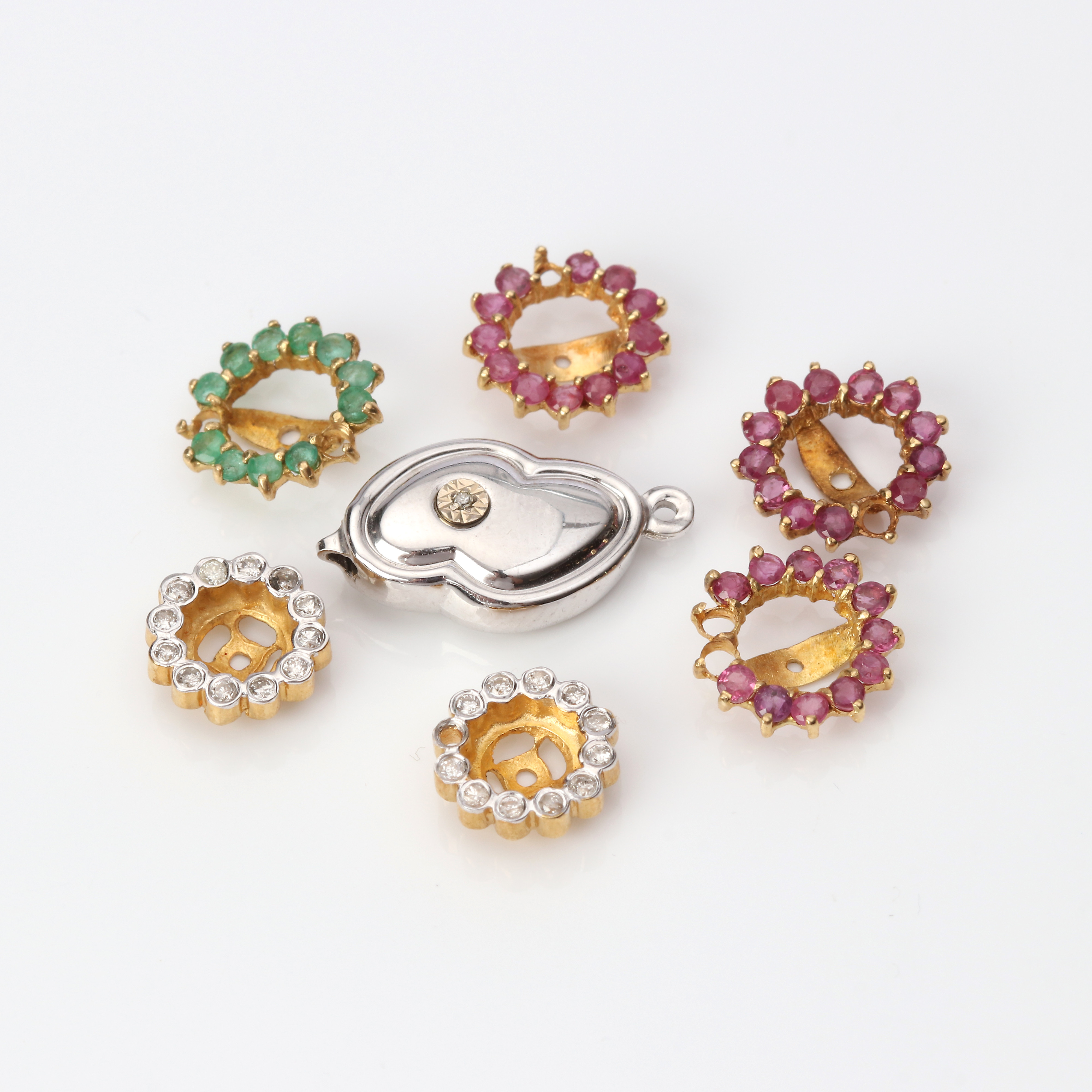SMYCKEDETALJER, SKADADE. 18k guld med diamanter, rubiner och safirer, totalvikt ca 3,7 gram.