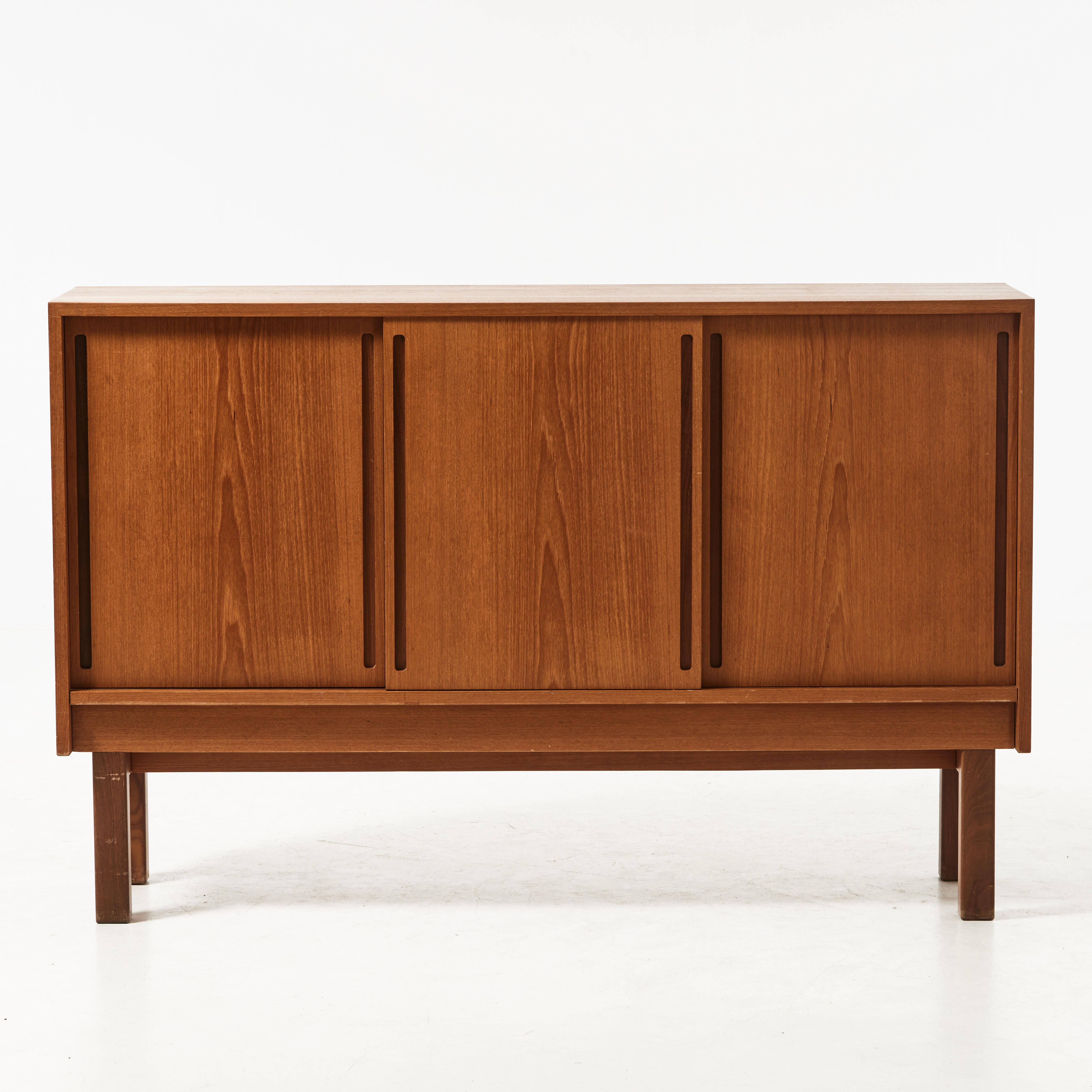 CARL GUSTAF HIORT AF ORNÄS, sideboard, "Näyttely-astiakaappi" HMN Huonekalu Mikko Nupponen, Lahtis, 1900-talets mitt., fanerad i teak.