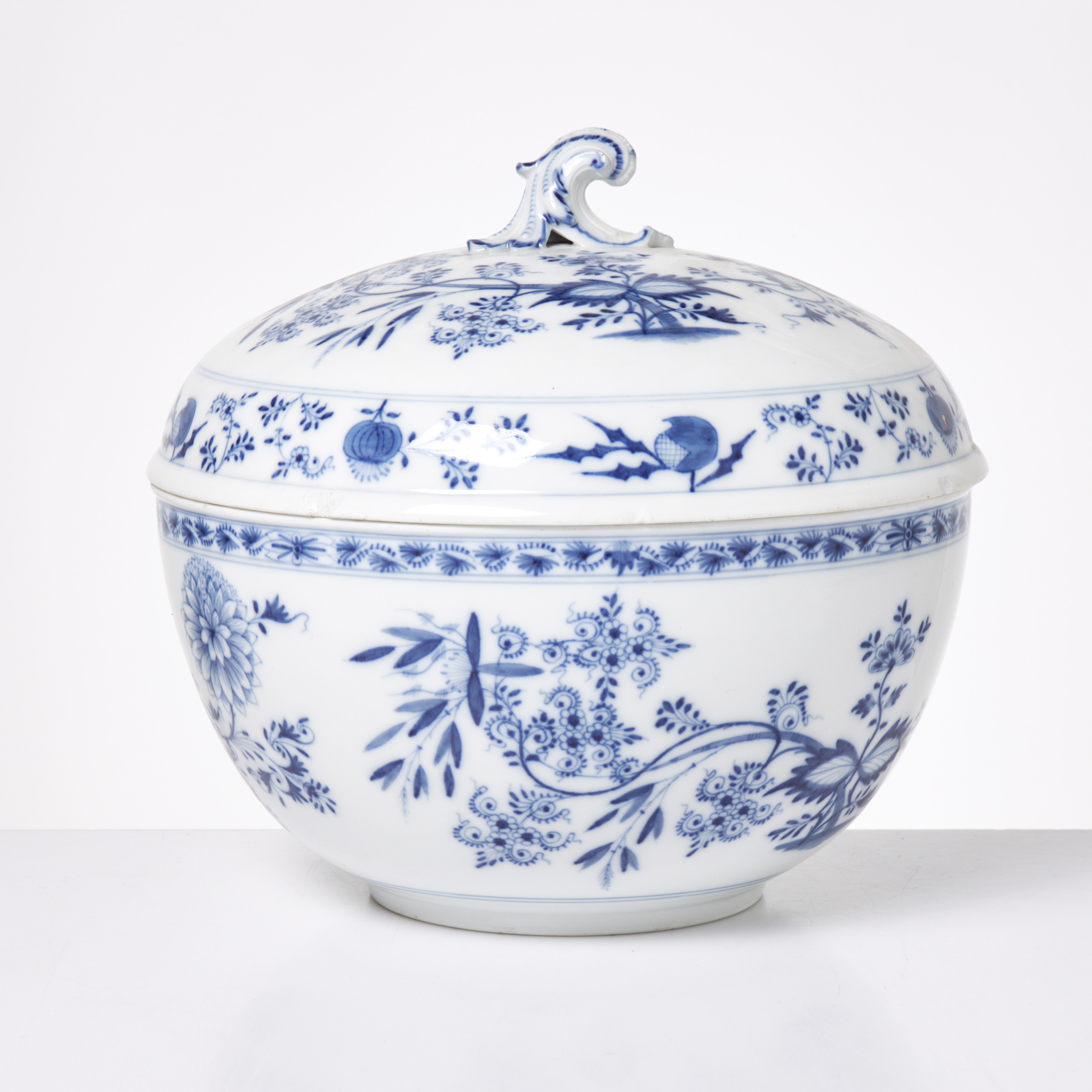 TERRIN MED LOCK, porslin, med dekor av "Lökmönstret" i blått, KPM Berlin, 1900-tal.