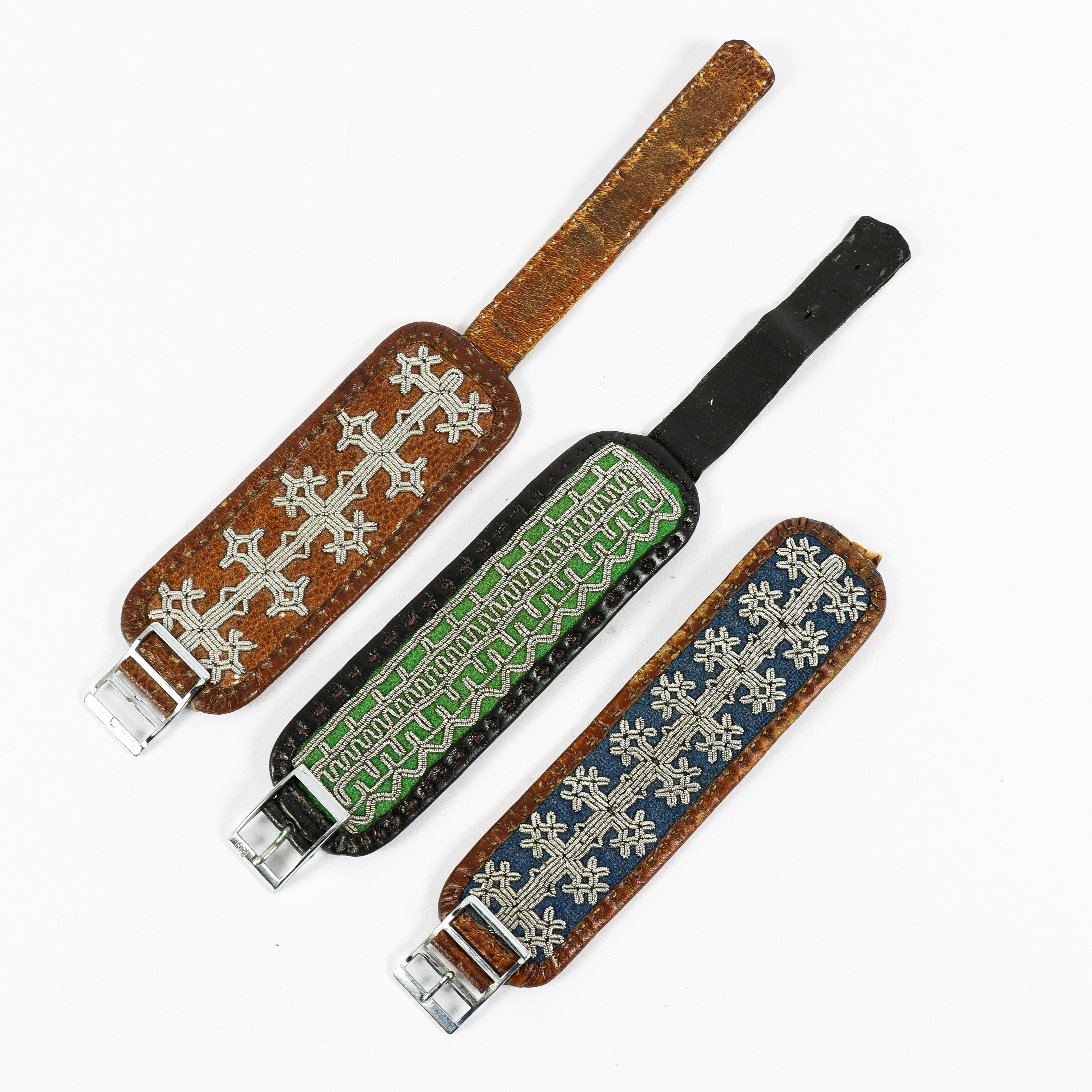 ARMBAND 3 stycken, läder med tenntrådshantverk.