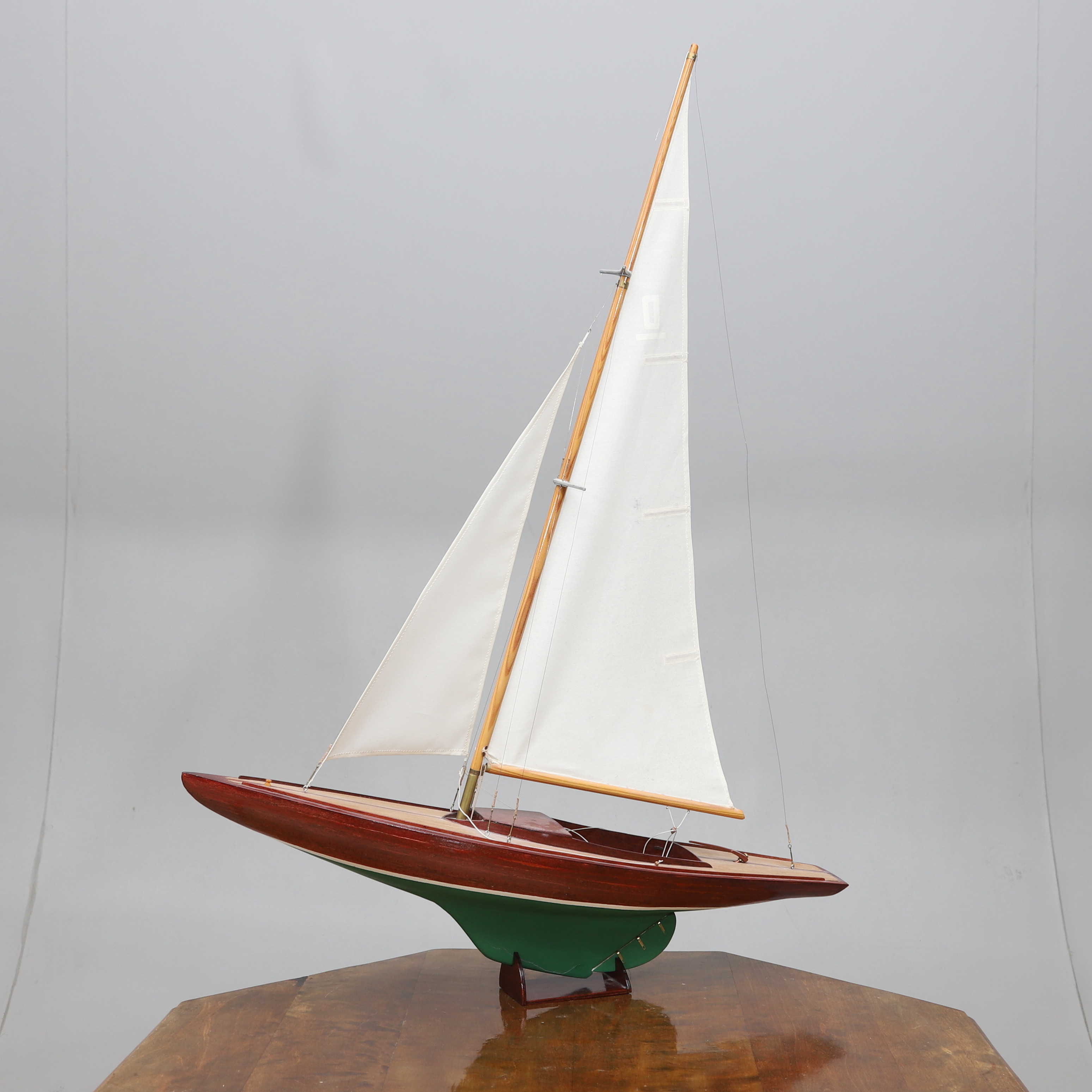 BÅTMODELL, Segelbåt, " Drake", mahogny, omkring 1900- talets mitt.