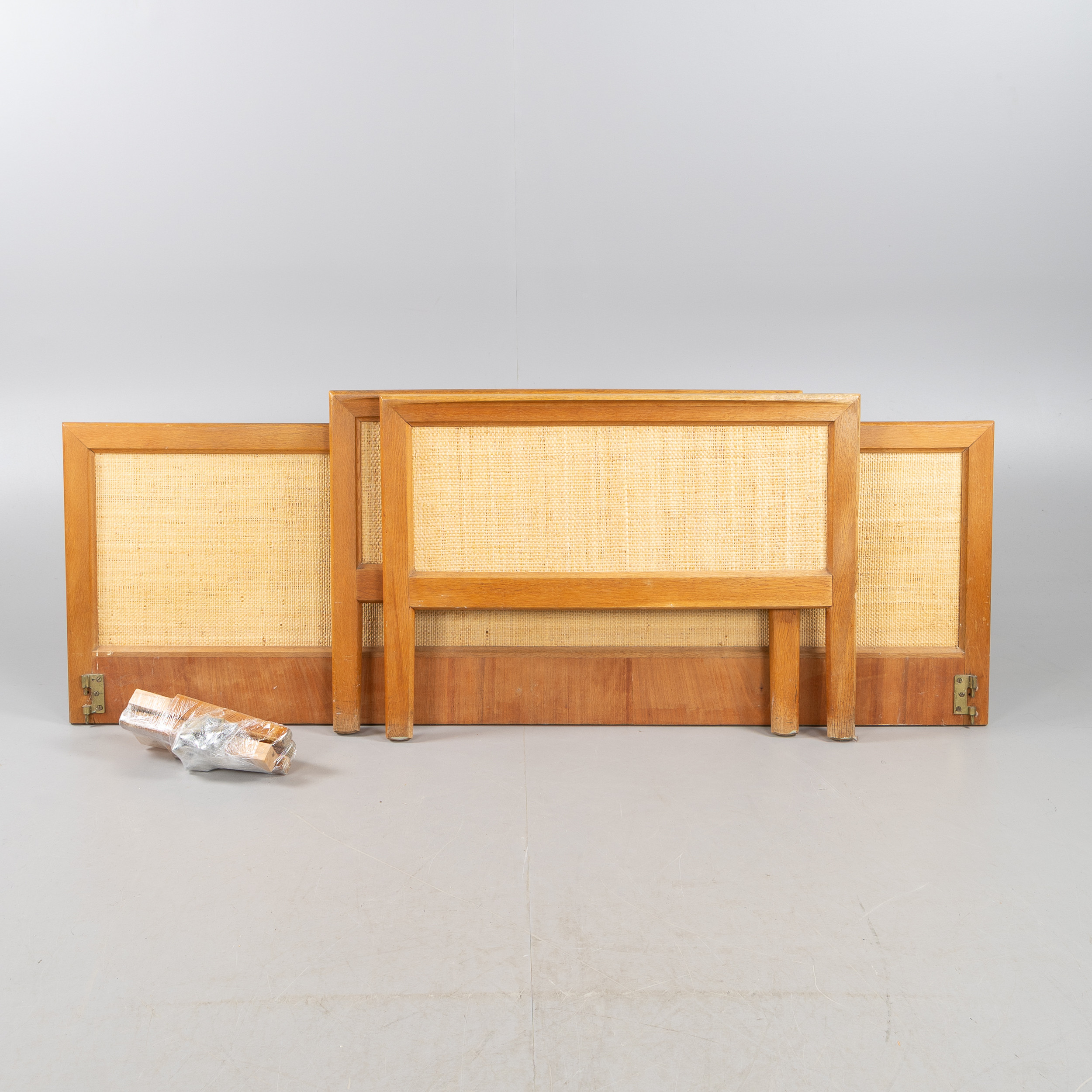 SÄNGGAVLAR, 3 stycken, ek med rotting, 1900-talets andra hälft.