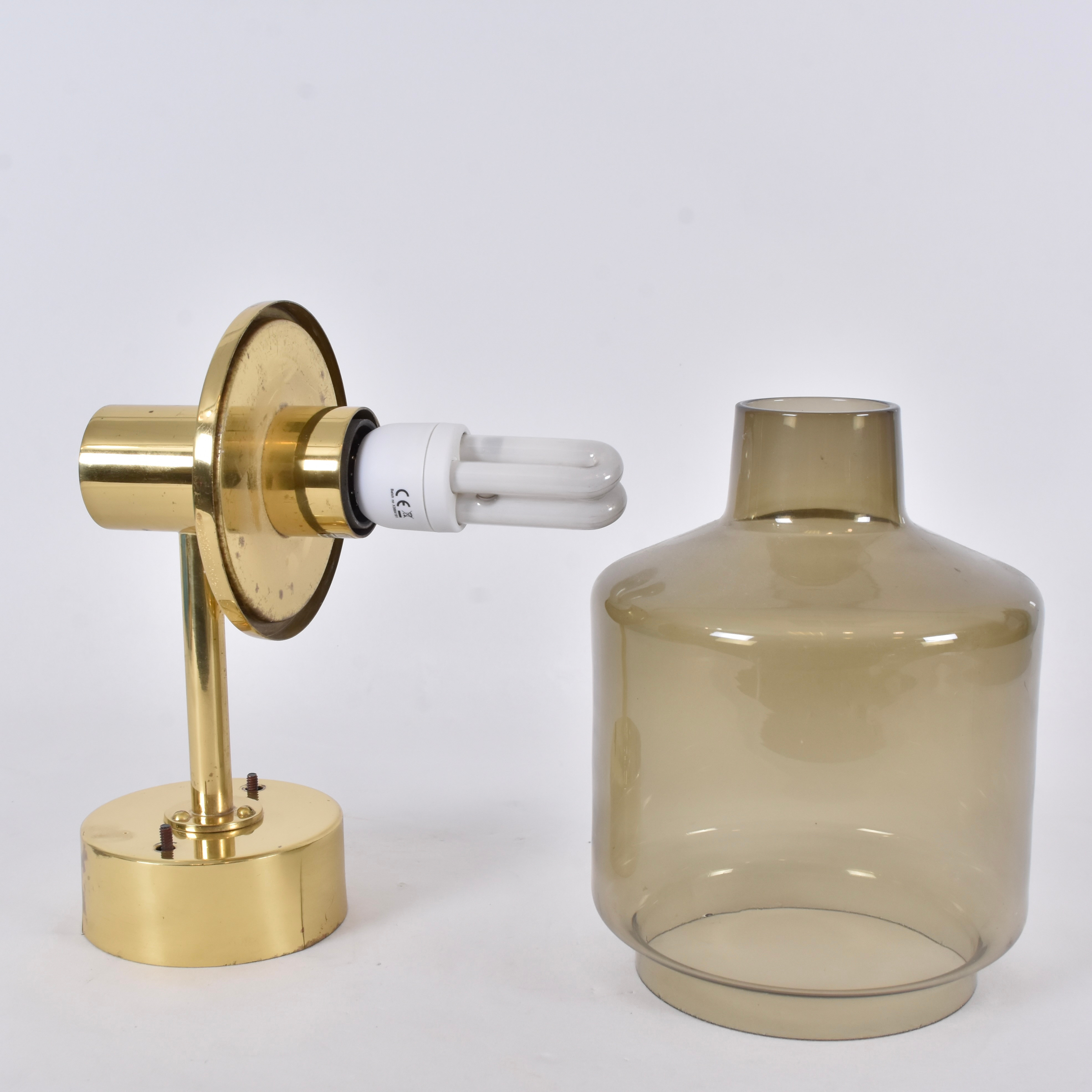 HANS-AGNE JAKOBSSON. Vägglampa, mässing/glas, modell V 212.