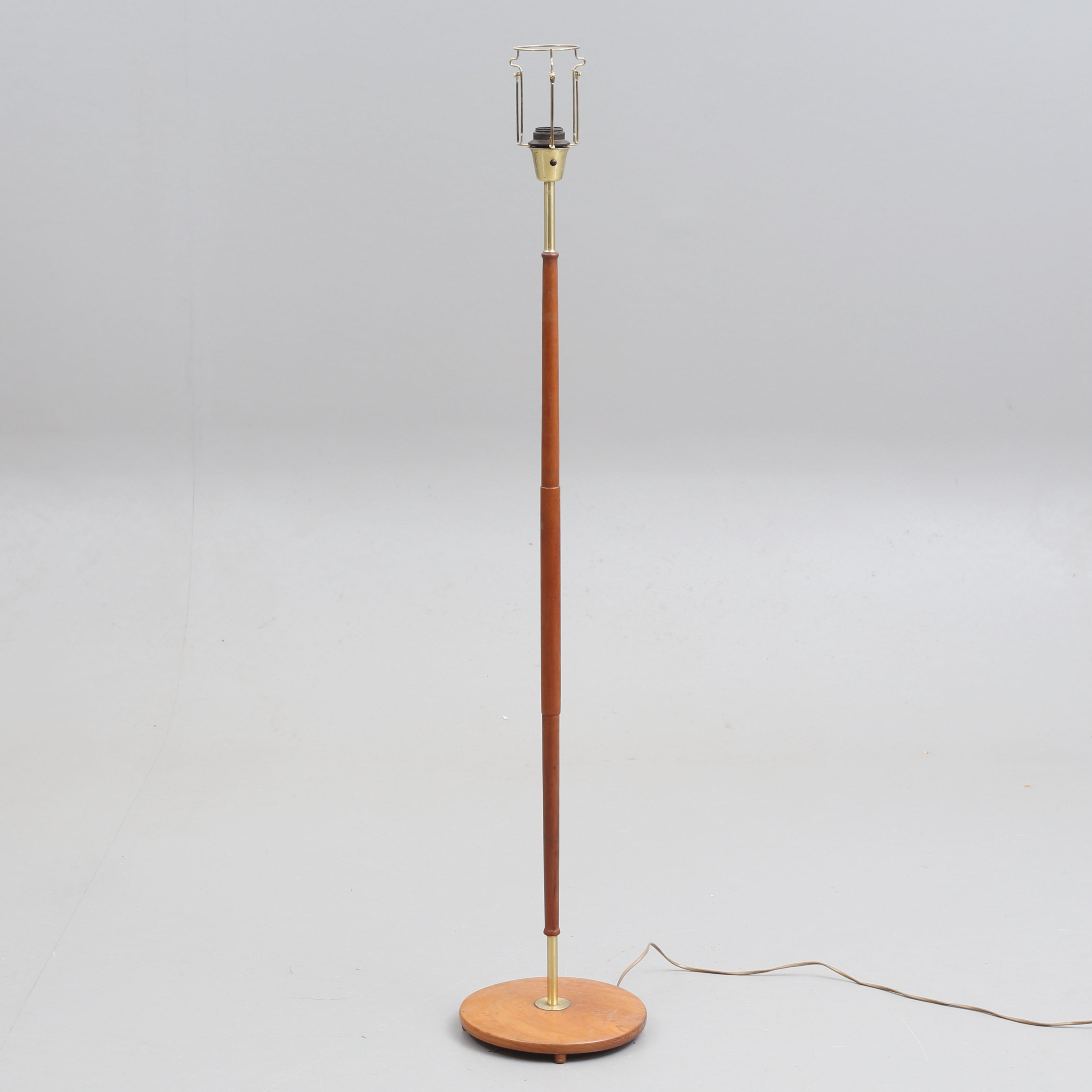 GOLVLAMPA, trä/mässing, 1900-talets andra hälft.