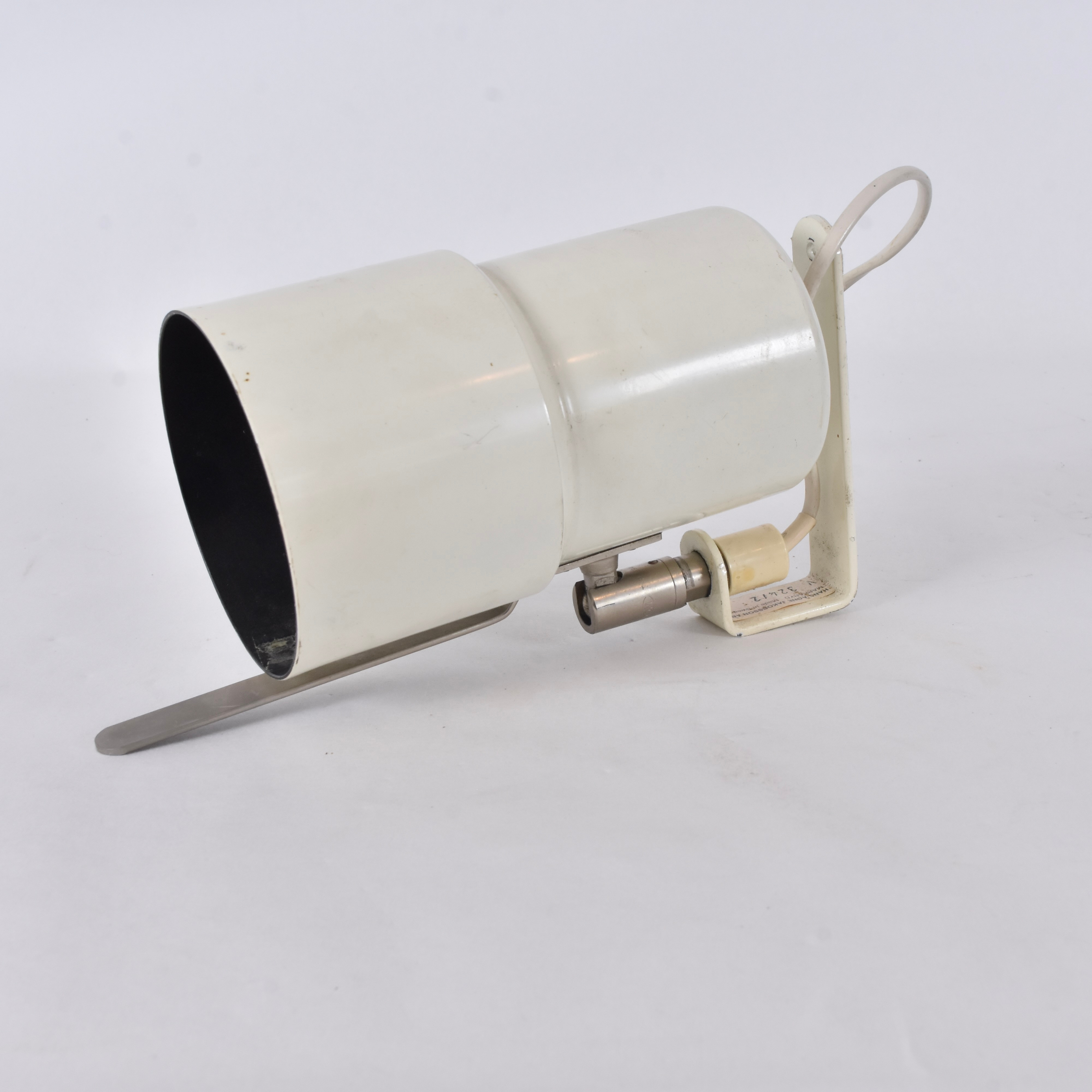 HANS-AGNE JAKOBSSON. Vägglampa, vitlackerad metall, modell V 324/2.