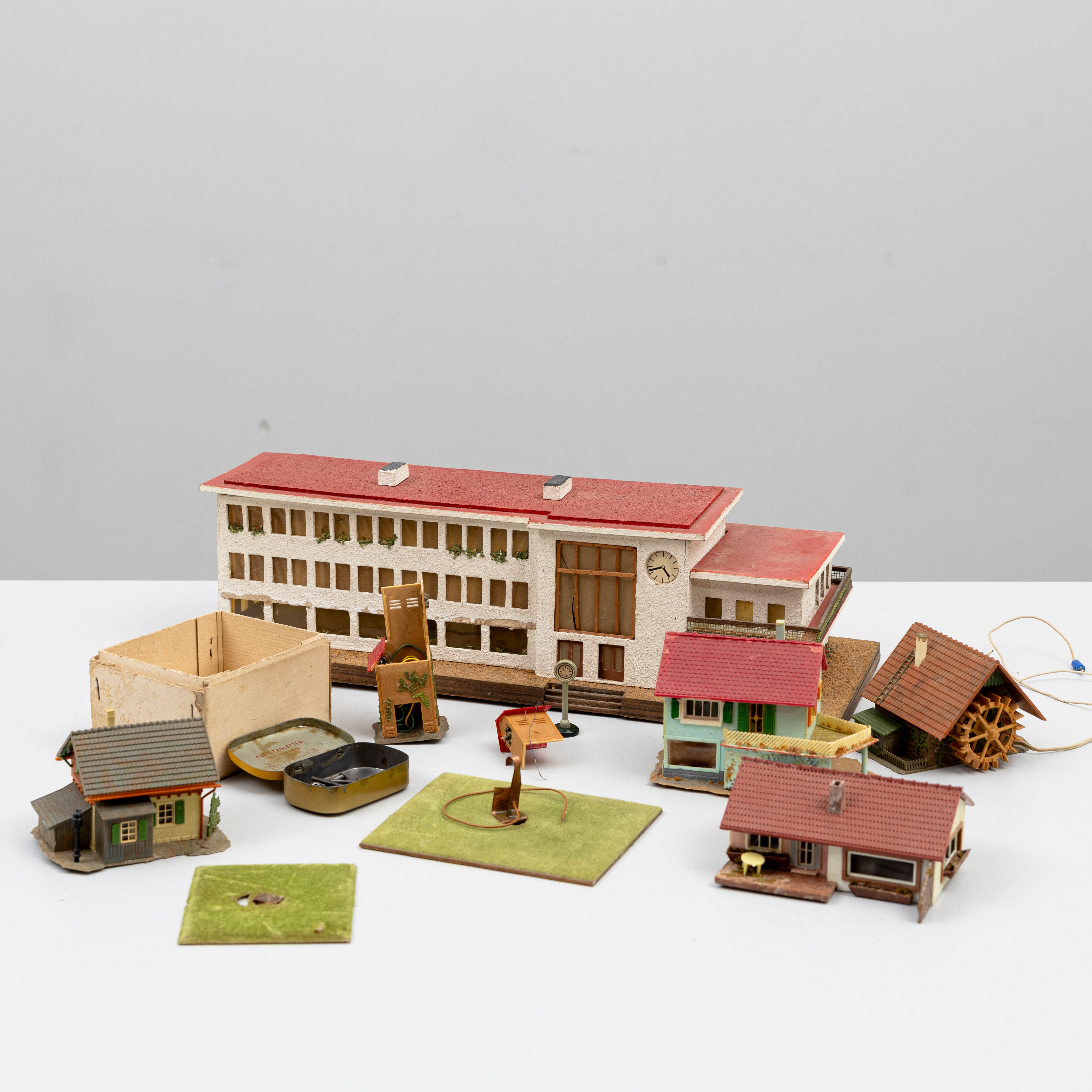 Byggnader och tillbehör bl.a. Vau-Pe station.