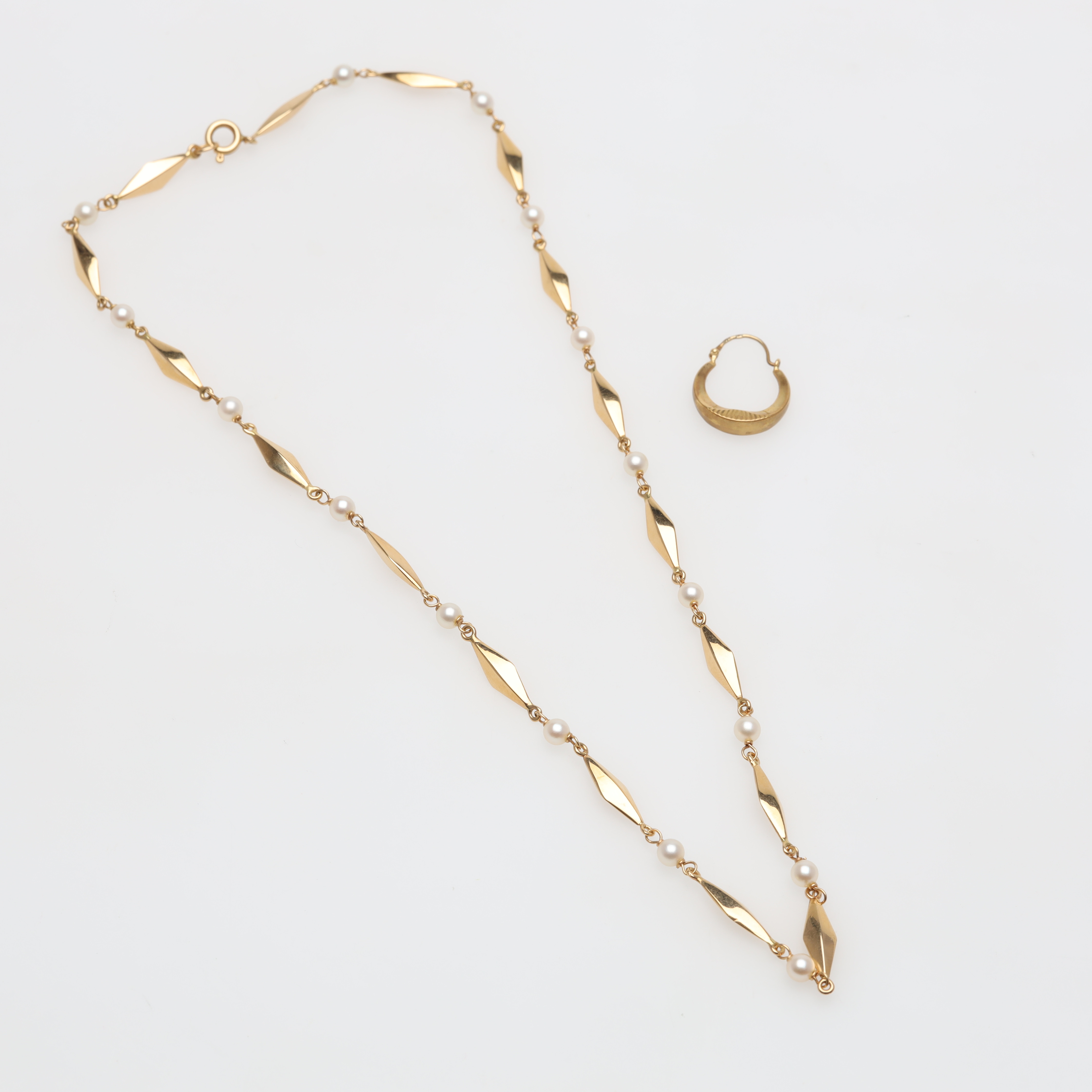 HALSSMYCKE samt ÖRHÄNGE 18K guld bruttovikt ca 8,4 gram.