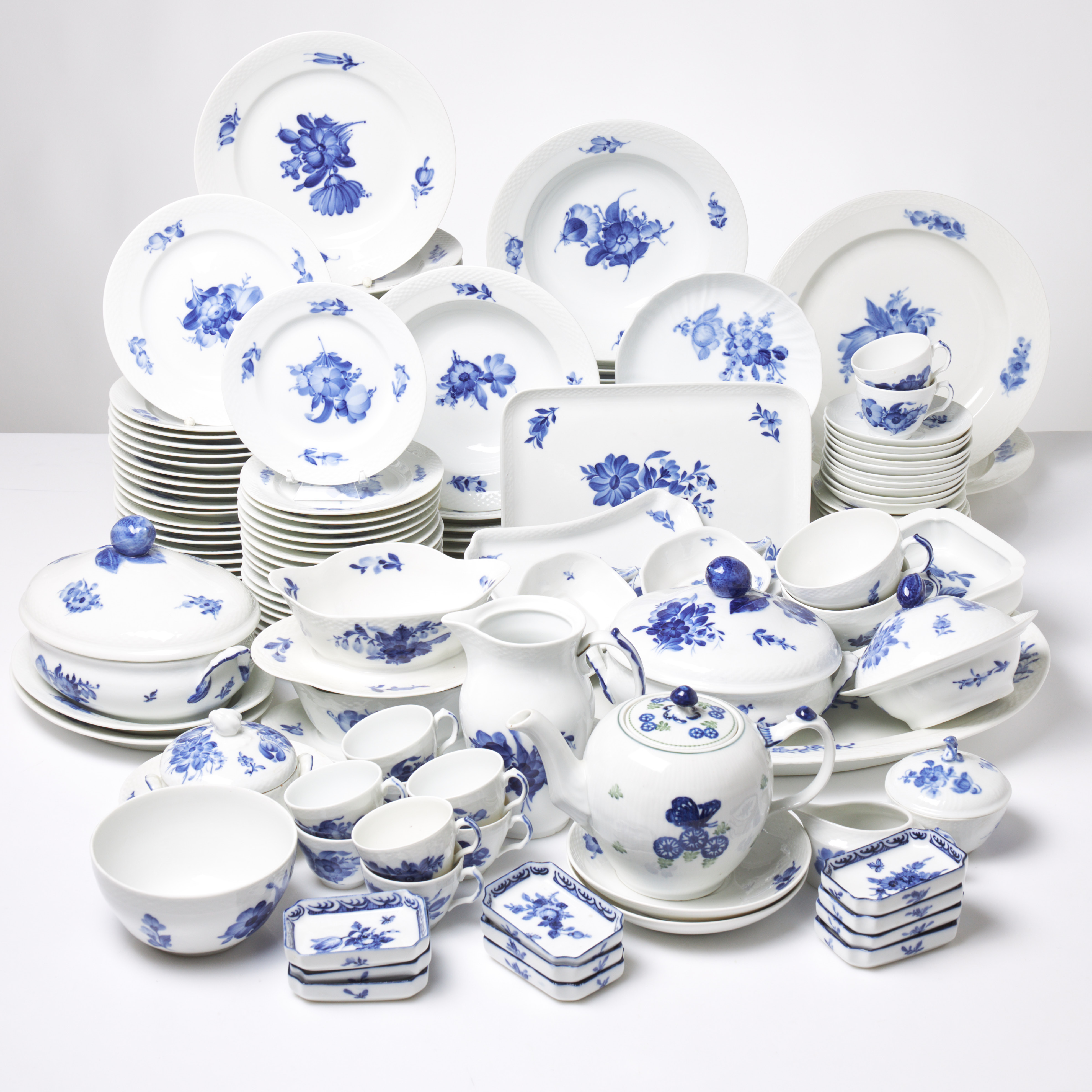 ROYAL COPENHAGEN, ca 140 dlr, "Blå Blomst", delar av matservis, kaffe/teservis samt uppläggningsfat.