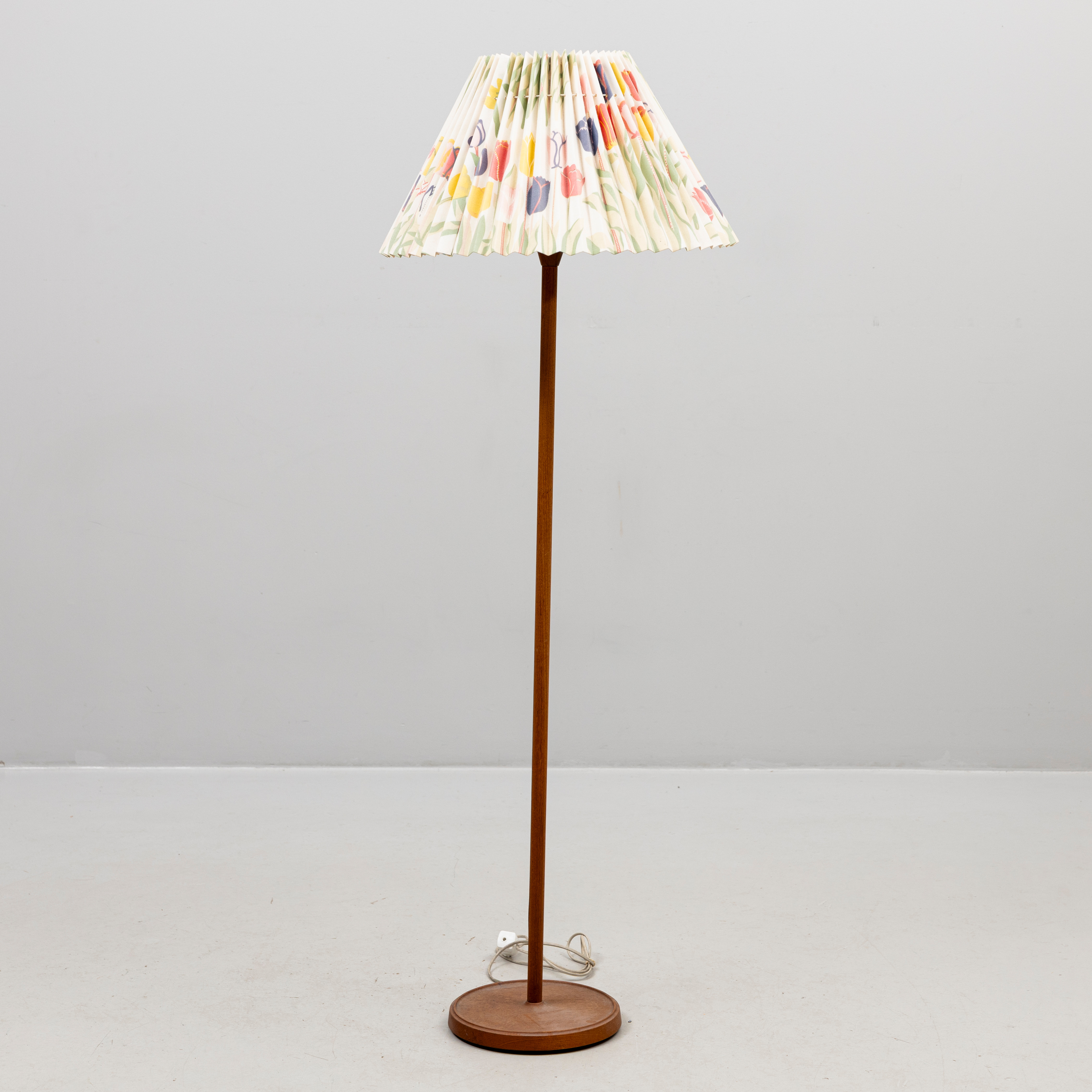 GOLVLAMPA, teak, 1900-talets mitt.