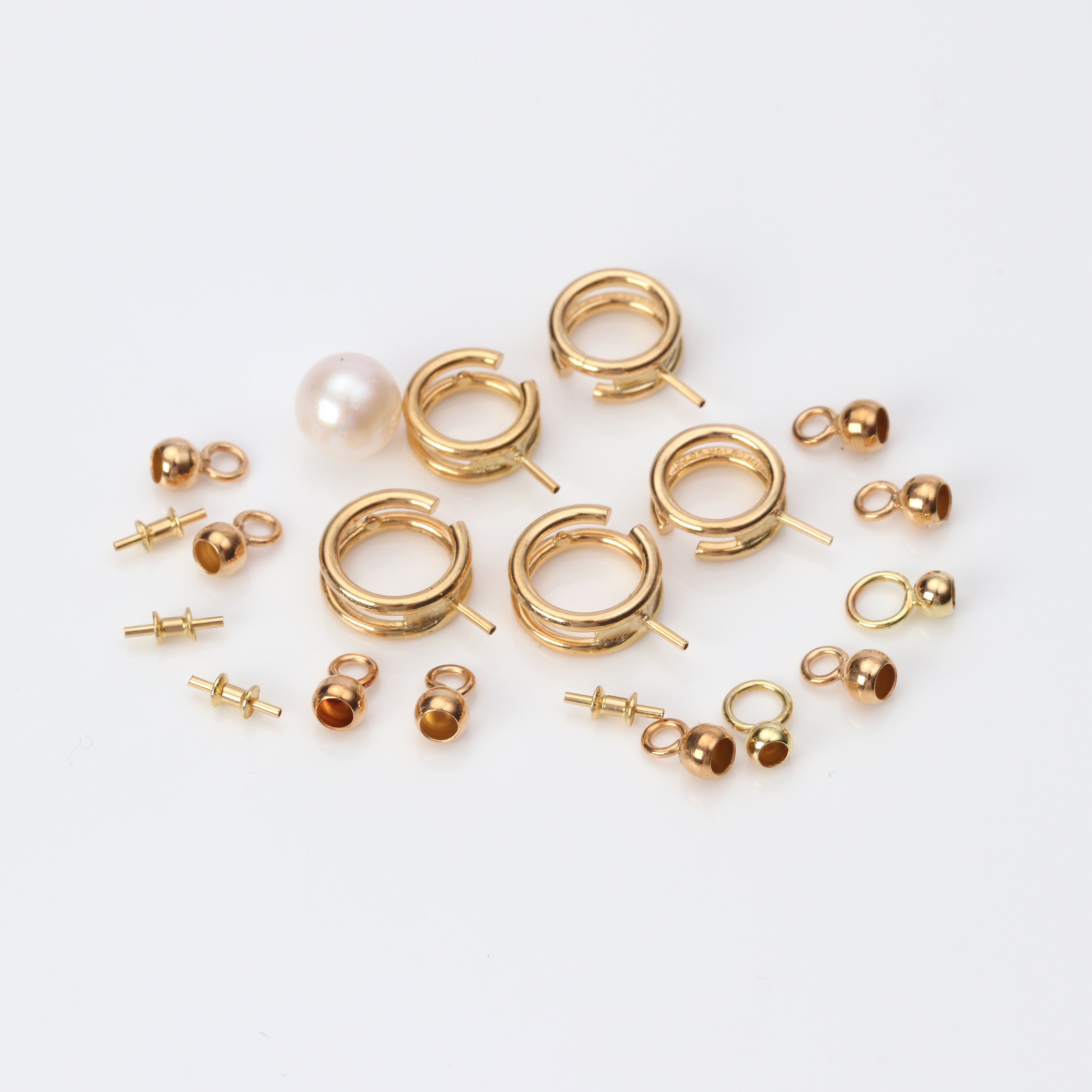 SMYCKEDETALJER. 18k guld, vikt ca 6,4 gram.