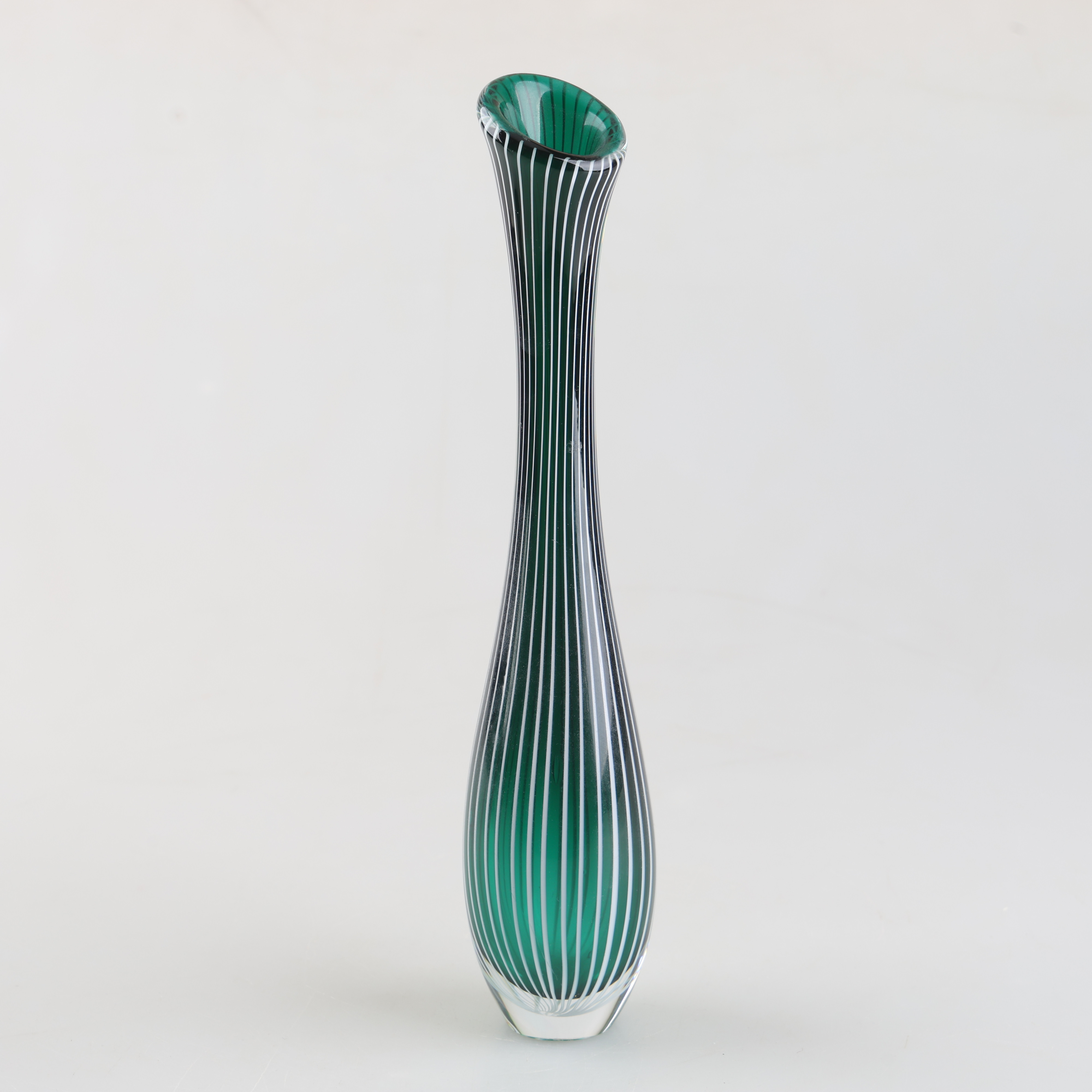 VICKE LINDSTRAND. Vas, kristall, märkt: Lindstrand, Kosta.