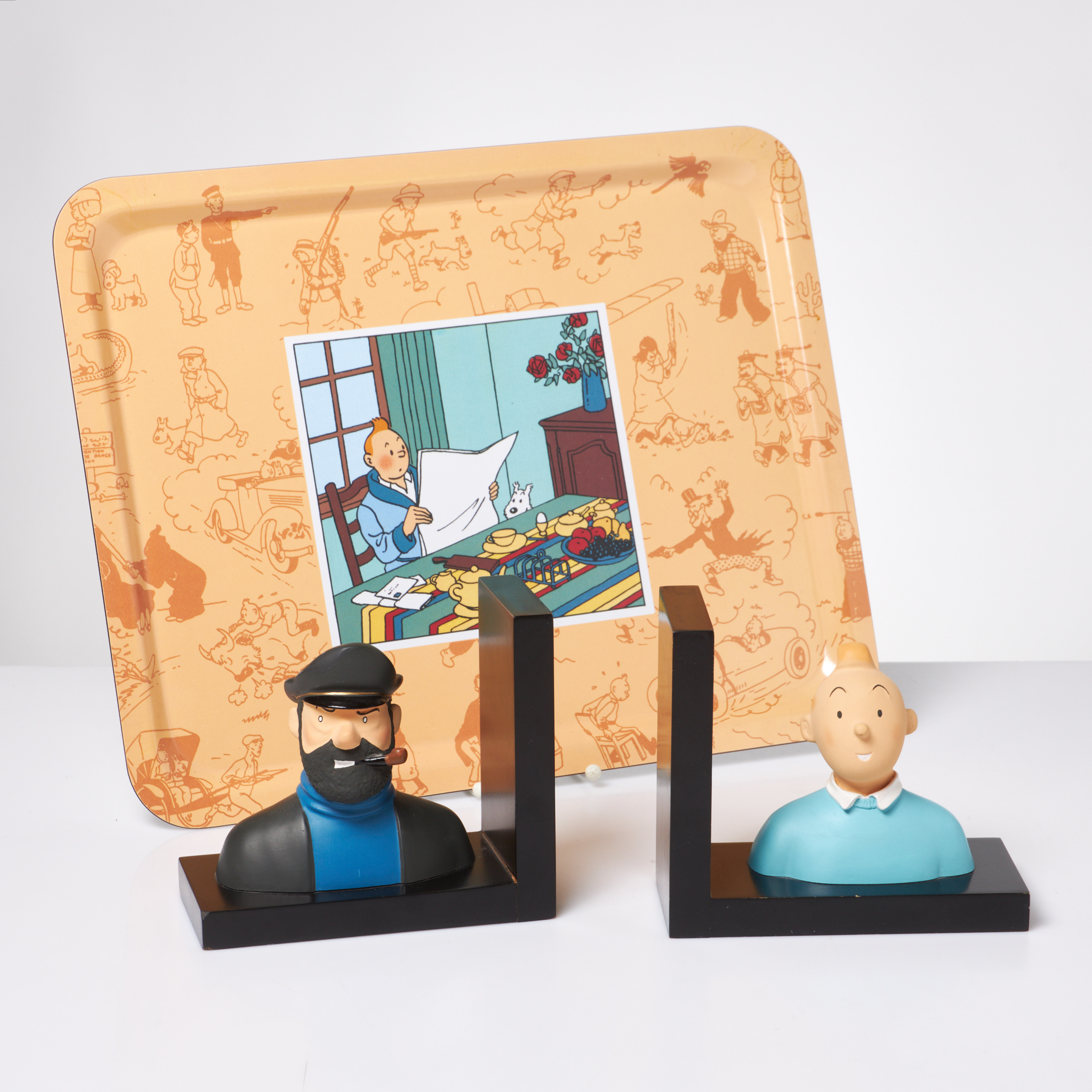 TINTIN, 1 par bokstöd/statyetter samt bricka (3 dlr), bokstöden föreställande Kapten Hadock samt Tintin, bemålad resin på trä, bricka med Tintin samt Melou, 1990-tal.