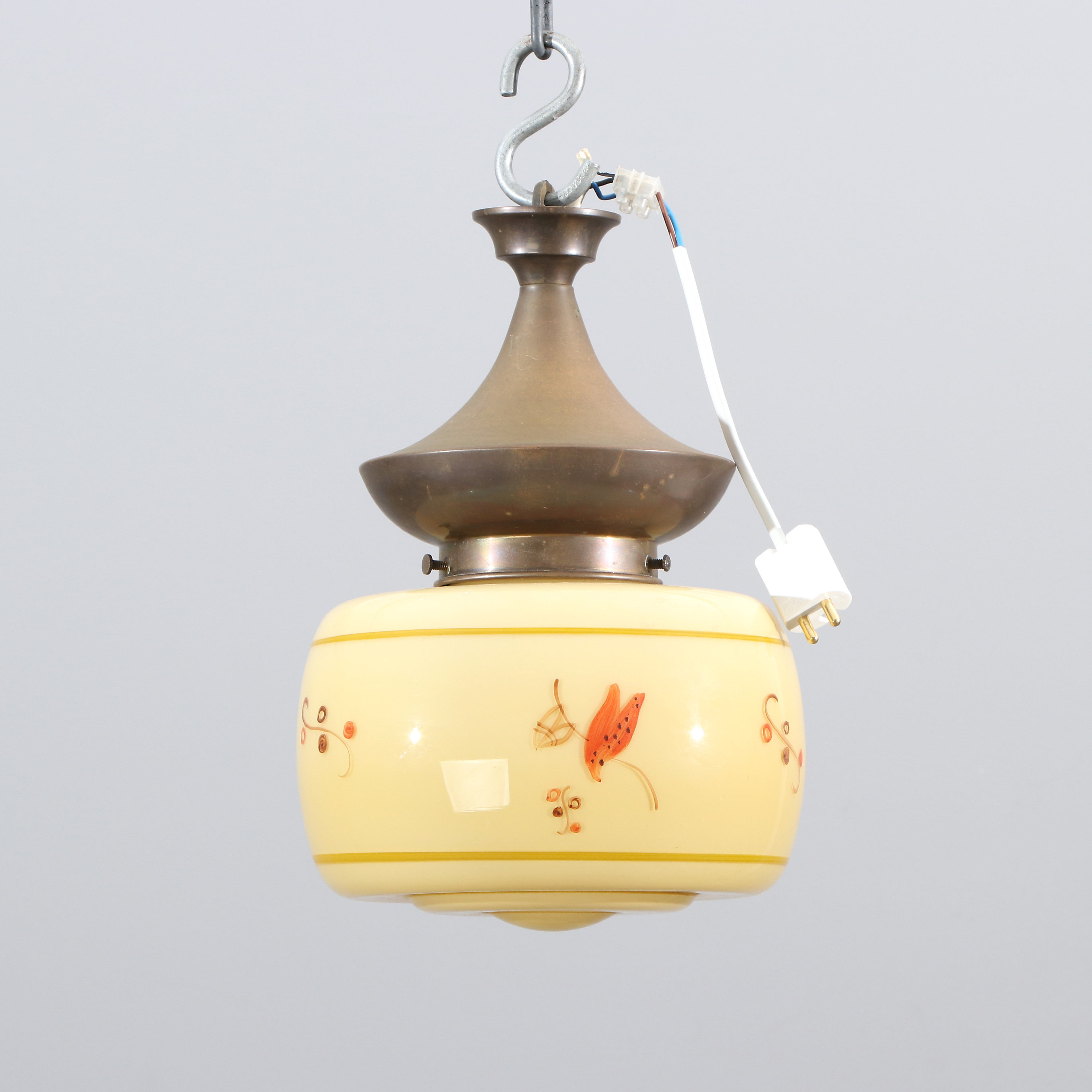 TAKLAMPA. Mässing, glaskupa med bemålad dekor. 1930/40-tal.