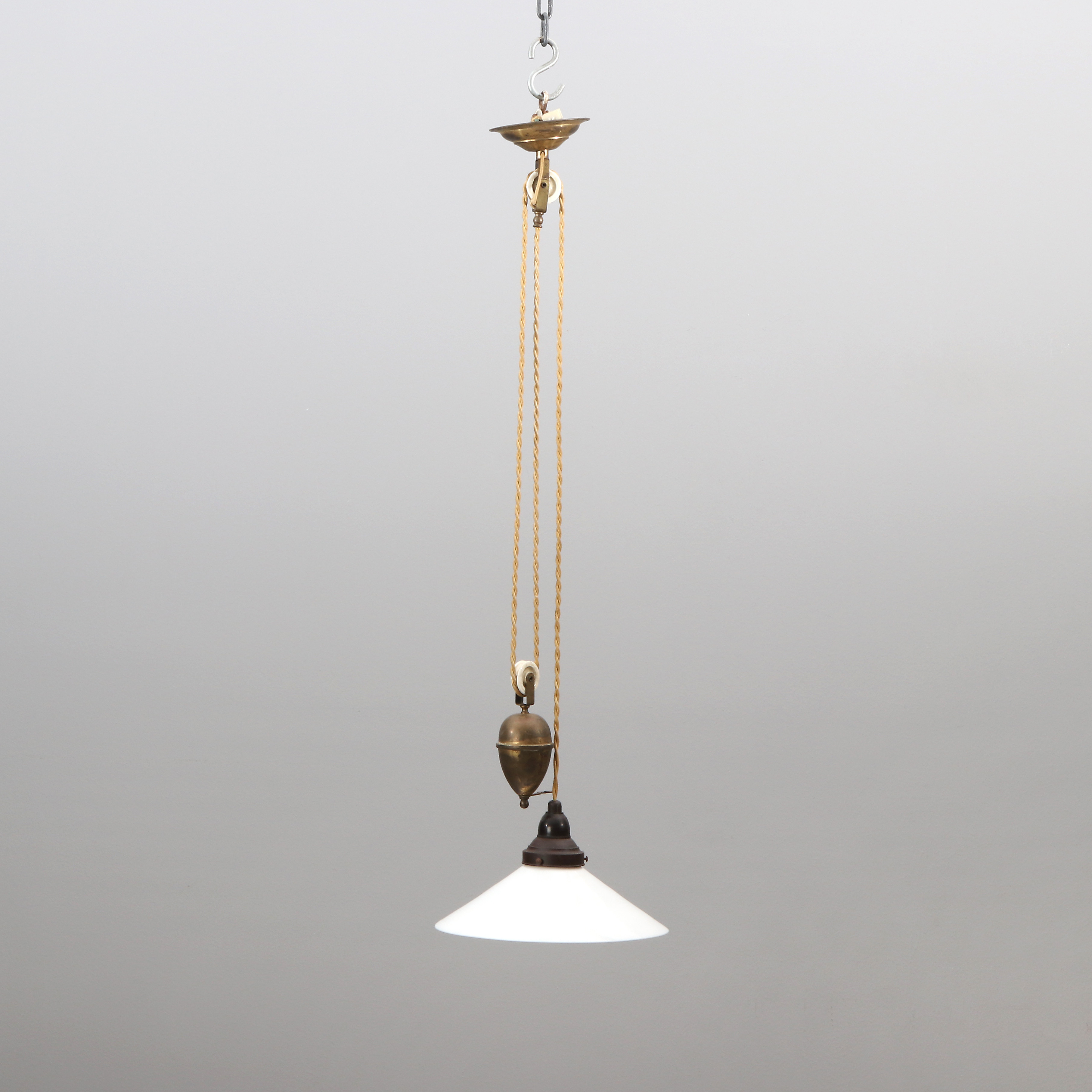 SKOMAKARLAMPA MED HISSANORDNING. Glas och mässing. 1900-tal.