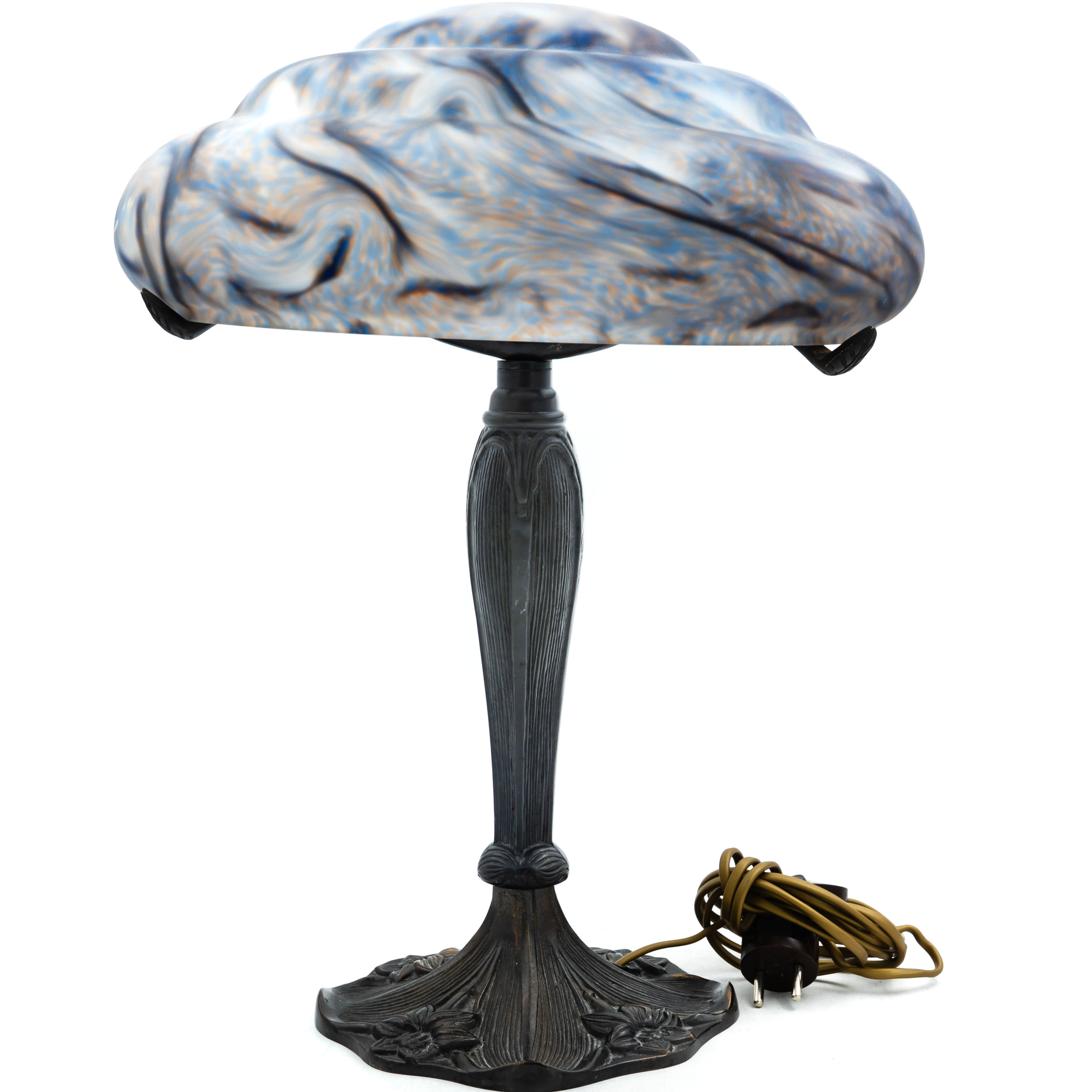 BORDSLAMPA. Jugendstil, skärm i polykromt överfångsglas,1900-talets senare del.