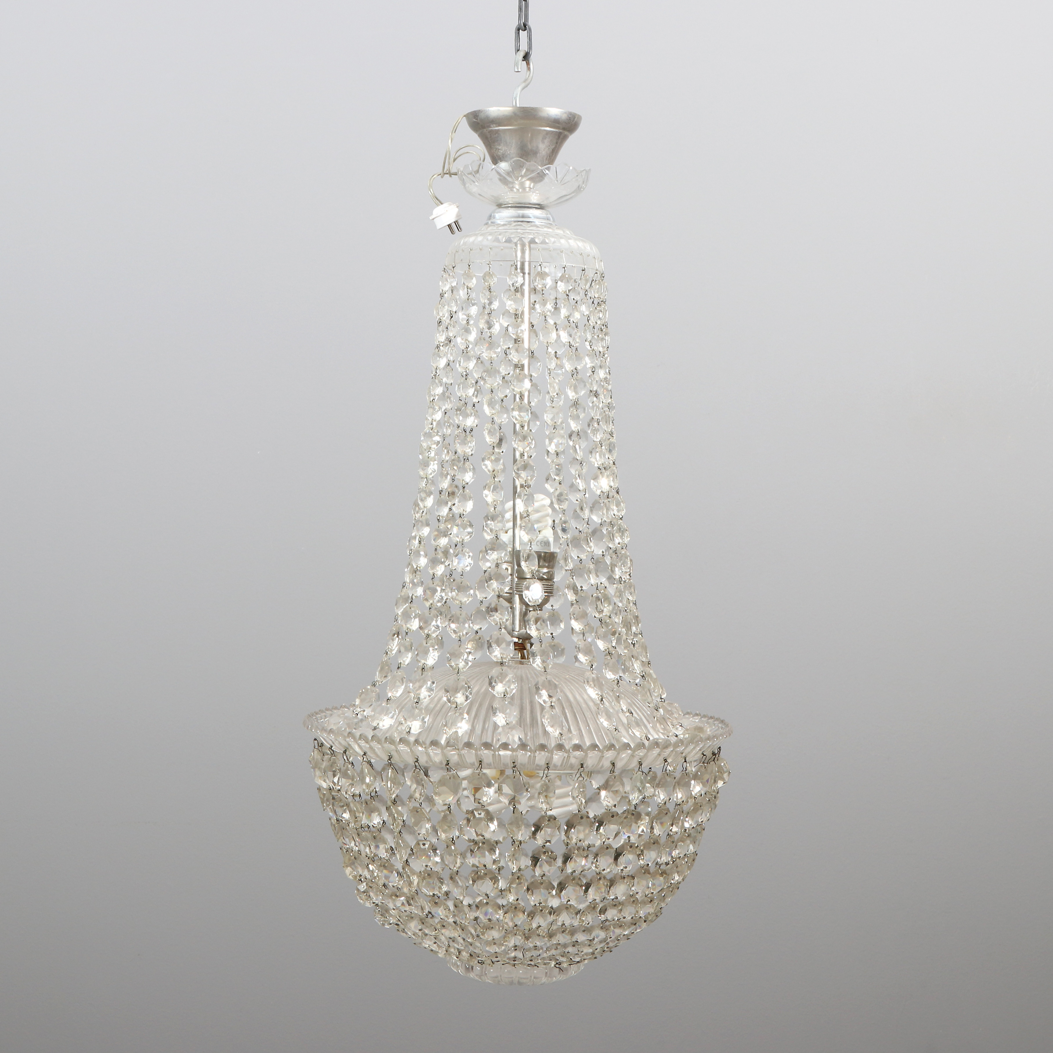 TAKARMATUR MED PRISMOR. Glas och metallstomme med glasprismor. 1920-tal.