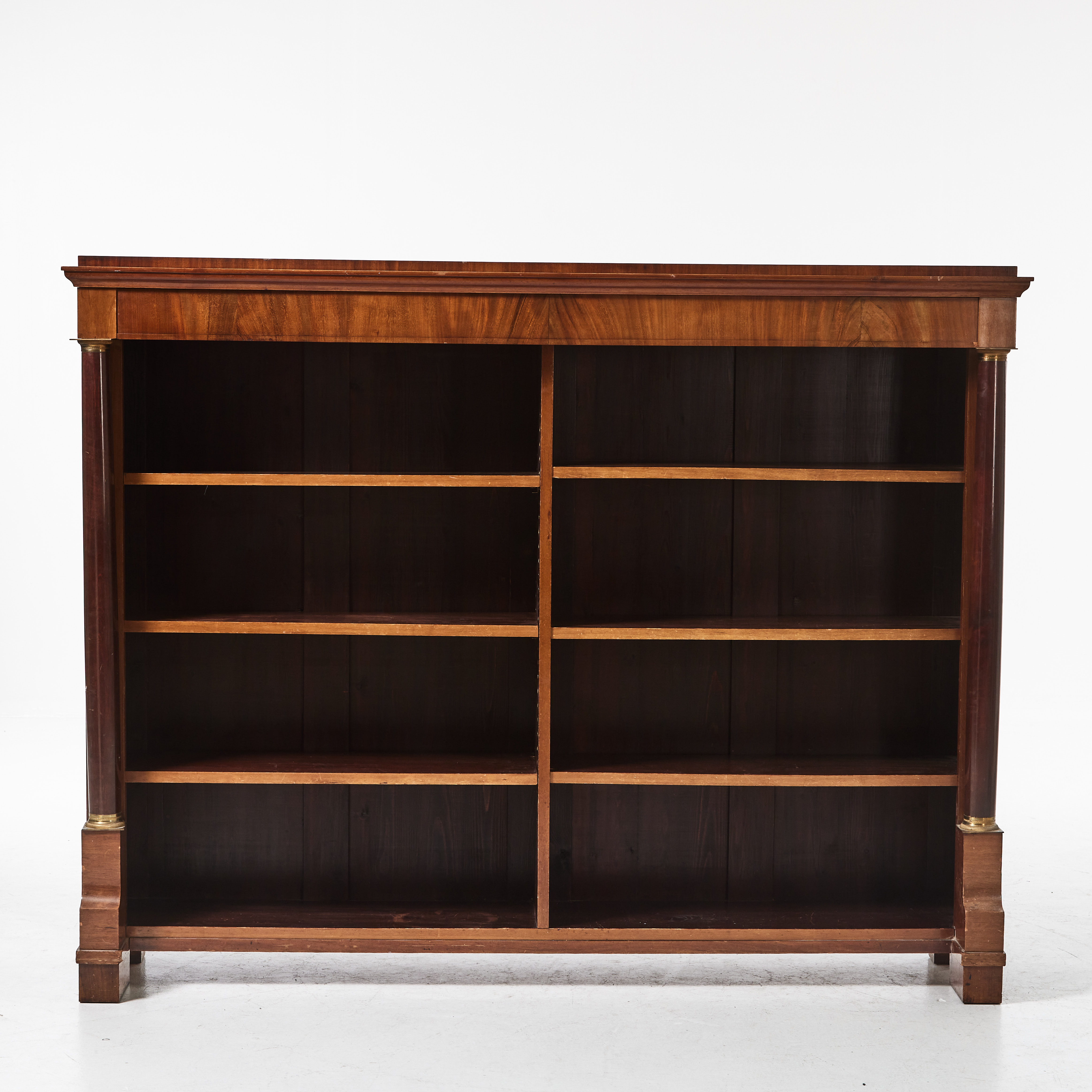 HYLLA, empirestil, 1900-talets första hälft, fanerad med mahogny och valnöt, kolonner med beslag av mässing.