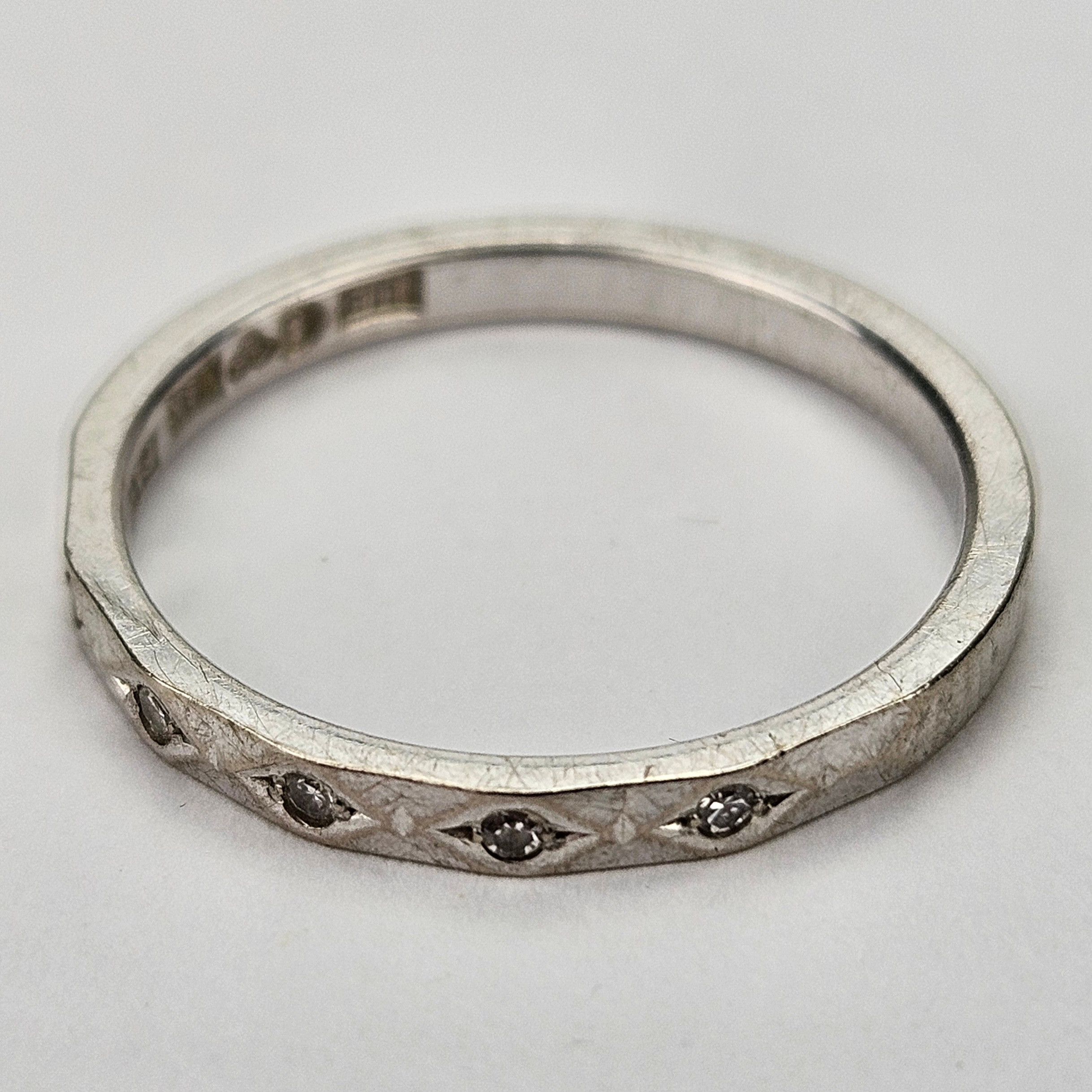 RING, vitguld, 18K, Heribert Engelbert AB, med slipade stenar, total vikt ca. 2,5 gram.