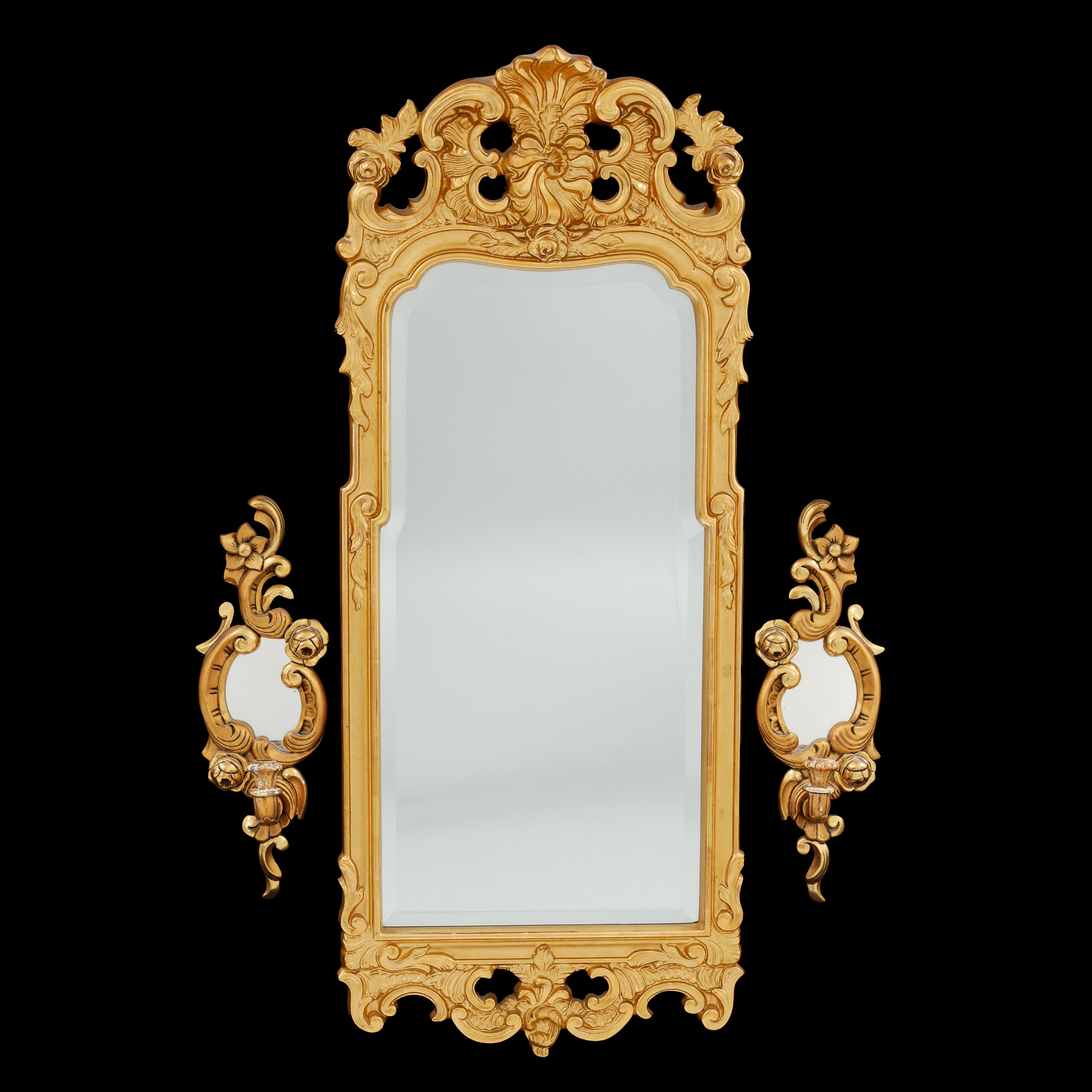 SPEGEL samt LAMPETTER, ett par, rokokostil, bl.a Ferm & Persson, omkring 1900-talets mitt.