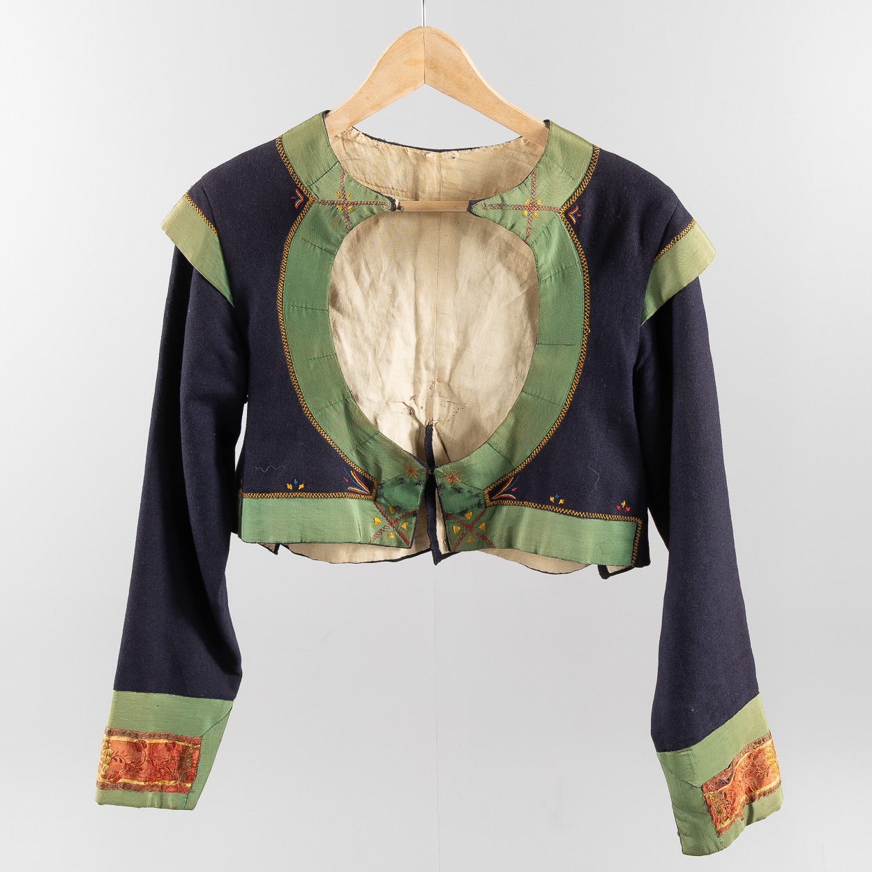 DRÄKTJACKA, sk. "tröja", Skåne, Ingelstad, antik, 18/1900-tal, ull, sidenband, broderier, foder i linne.