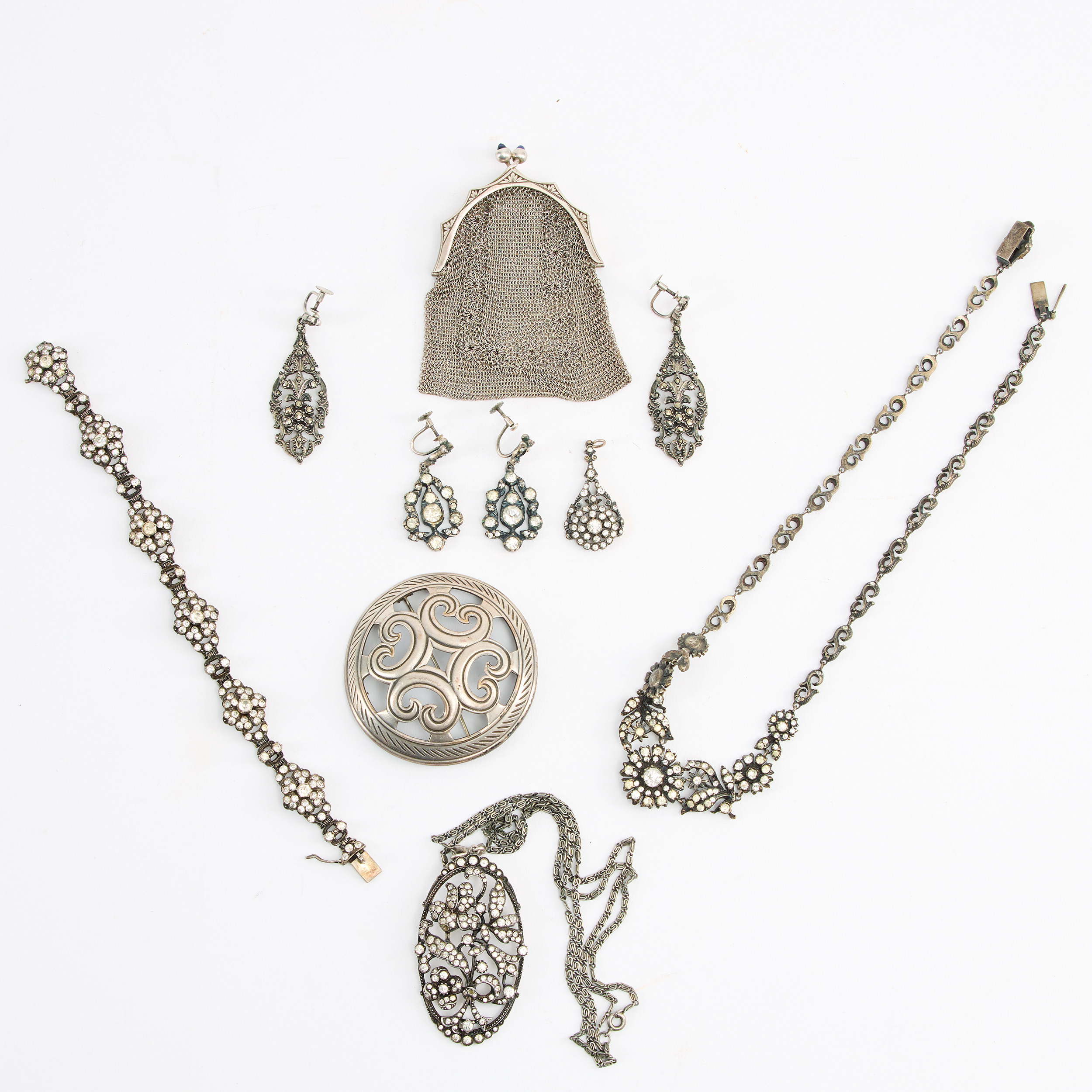 SMYCKEN, 7 delar, silver och paste, 1900-talets första hälft.