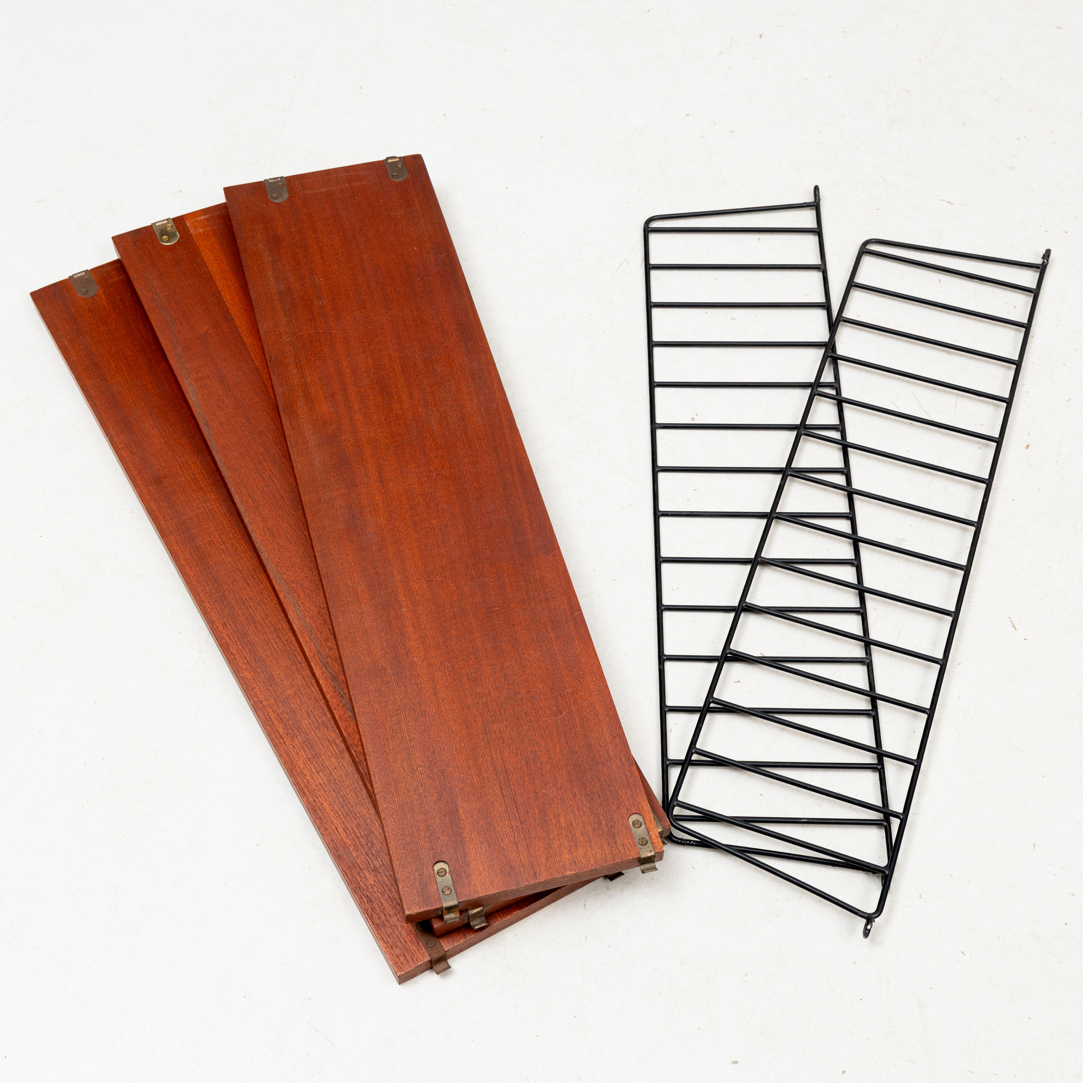 NILS & KAJSA STRINNING. Vägghylla, "String", 5 delar, 1900-talets andra hälft.