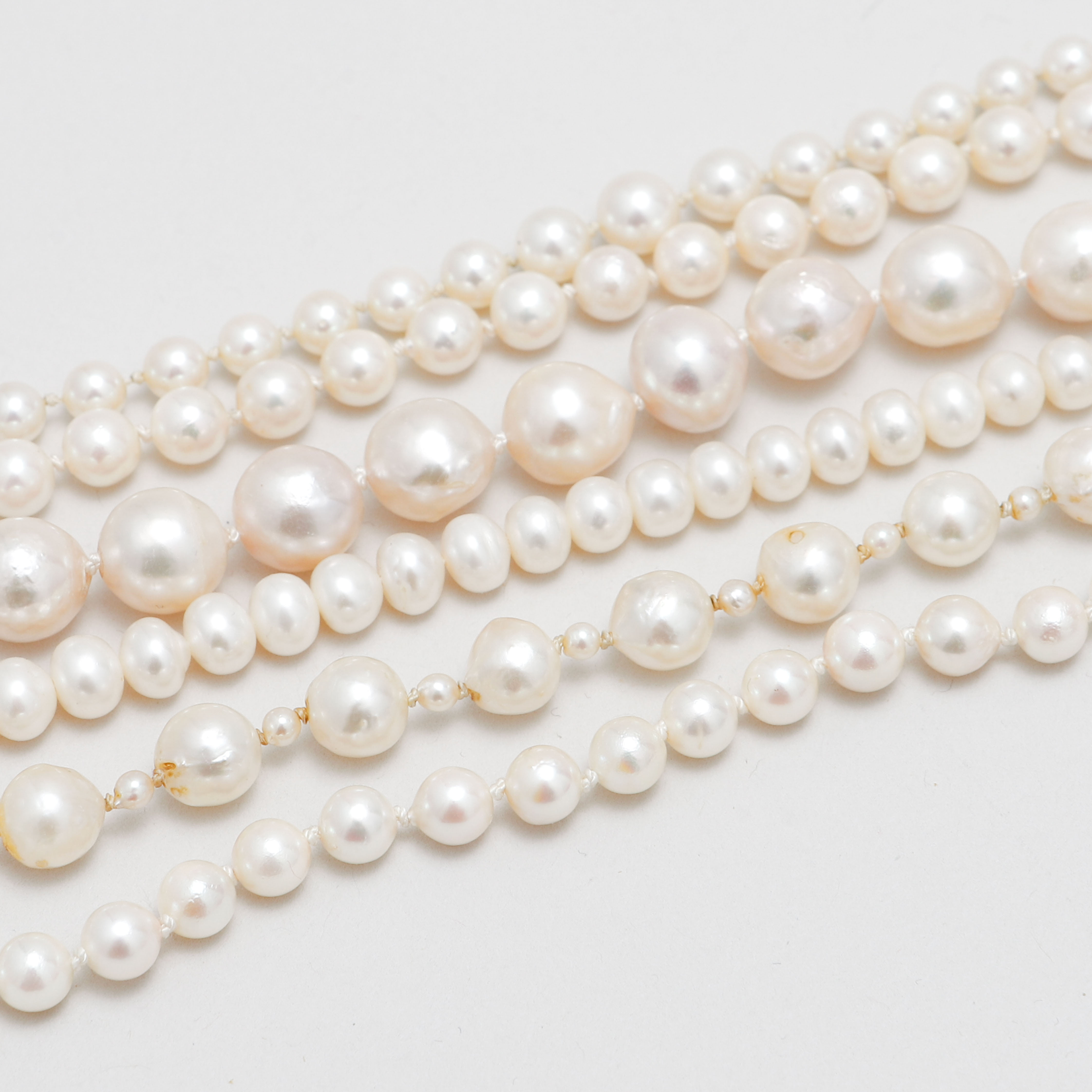 COLLIER, 5 st, samt ARMBAND, odlade pärlor, silverlås.