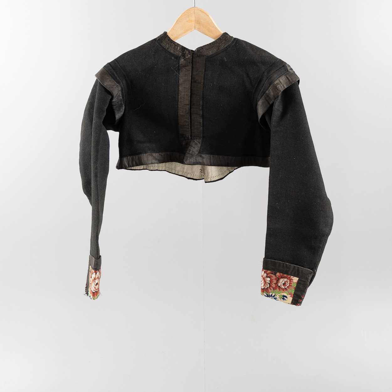 DRÄKTJACKA, högtid, sk. "tröja", Skåne, antik, 1800-talets andra hälft, ull och siden, manschetter med sidenjaquard, foder i linne.