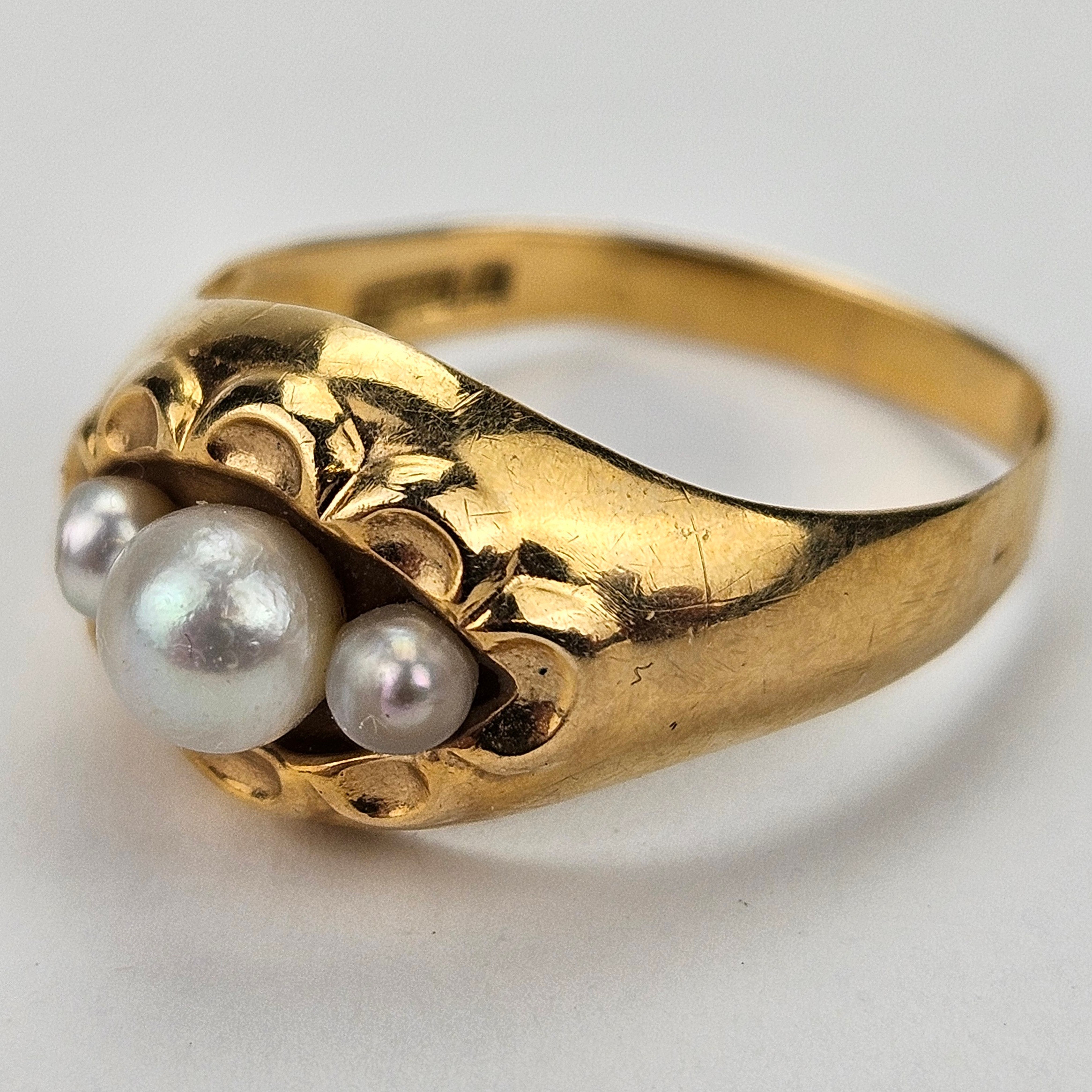 RING, guld, 18K, med pärlor, sannolikt skalpärlor, GD&Co, Malmö 1961, total vikt ca. 2,4 gram.