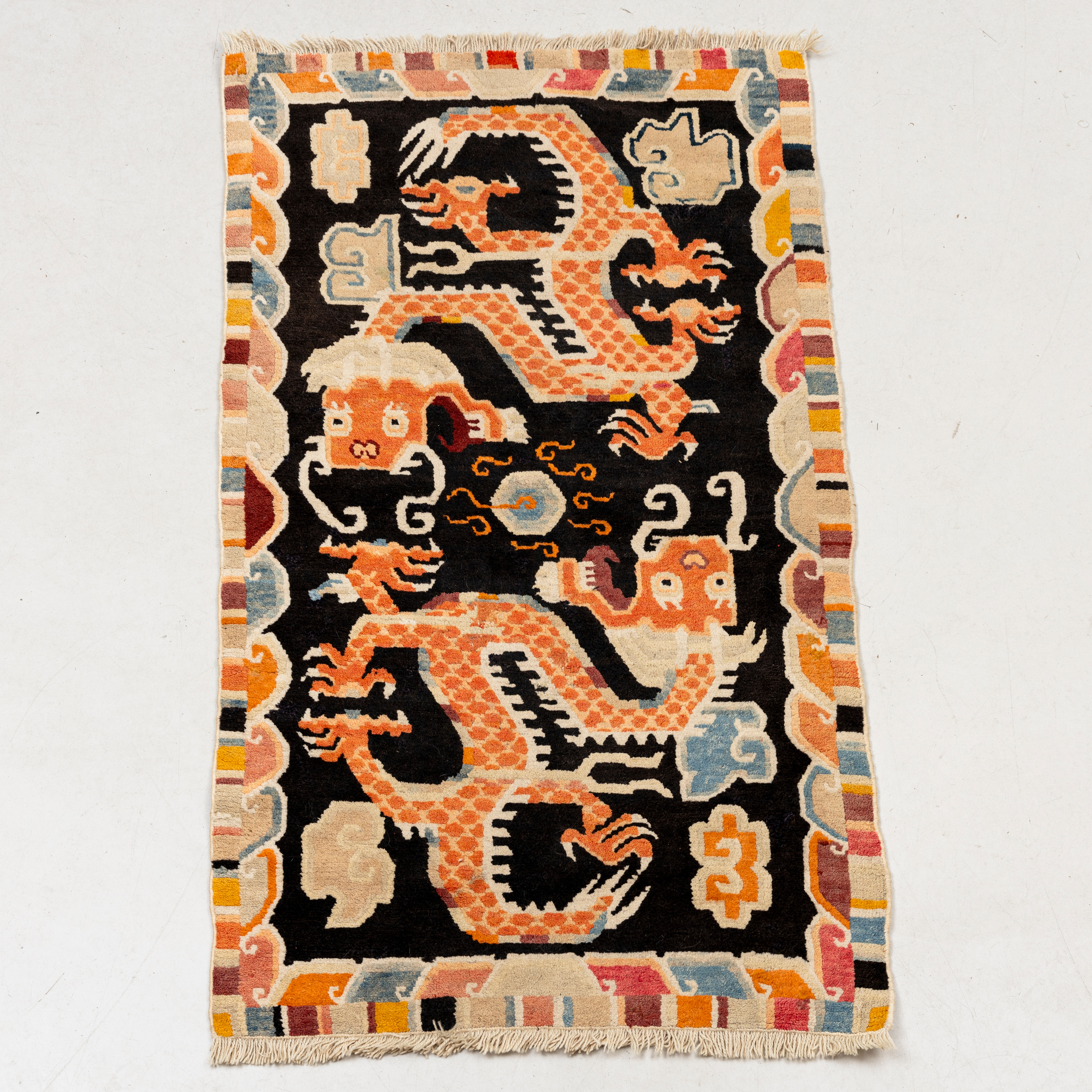 MATTA, Tibet, motiv av drakar som jagar den flammande pärlan, semiantik/antik. Ca 160 x 90 cm.