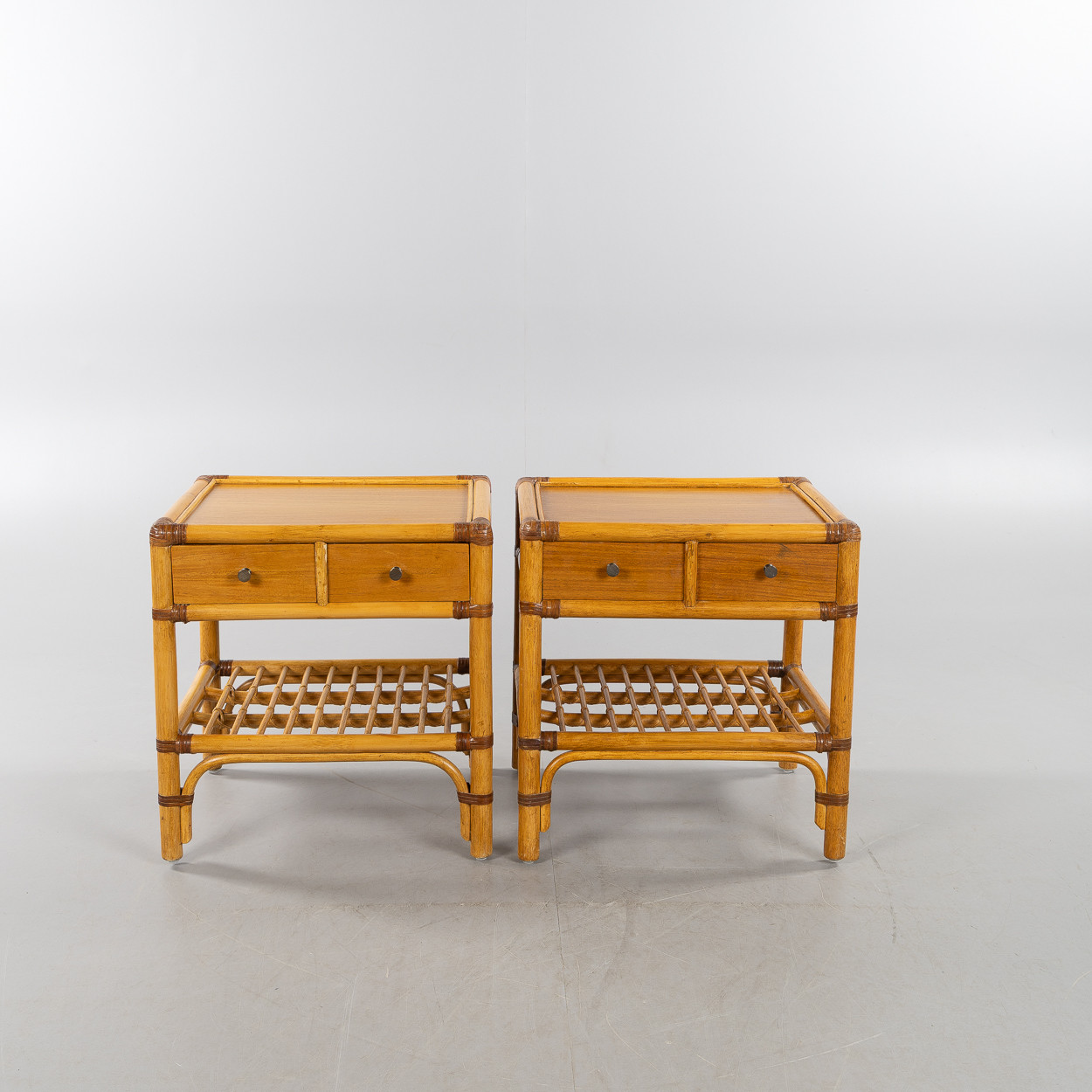 KENNETH BERGENBLAD. Sängbord, ett par, "Manilla", DUX, kolonialstil, 1900-talets andra hälft.