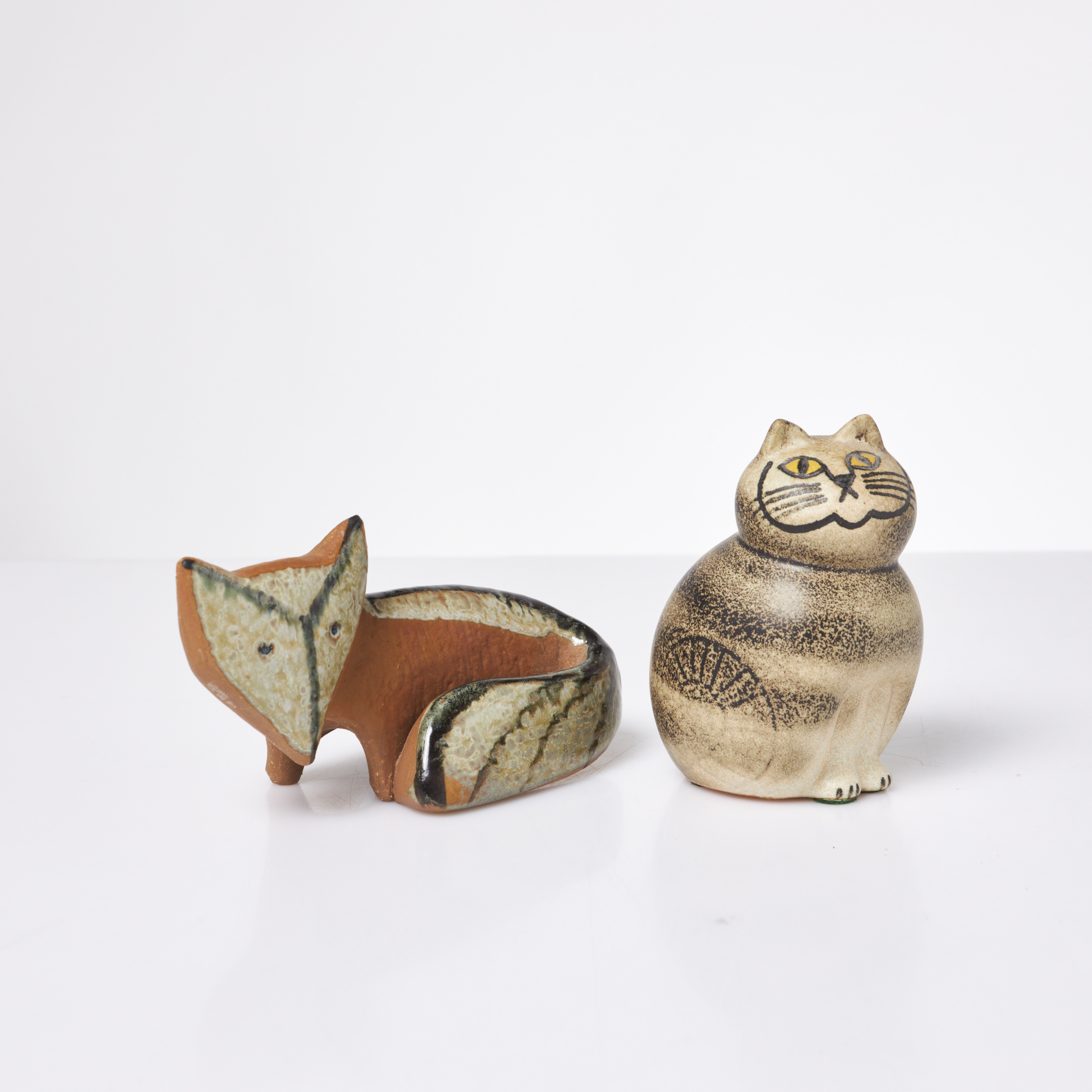 LISA LARSON. Figuriner, 2 st, stengods, räv, samt katt "Mia mini", K-studion, Gustavsberg, signerad.