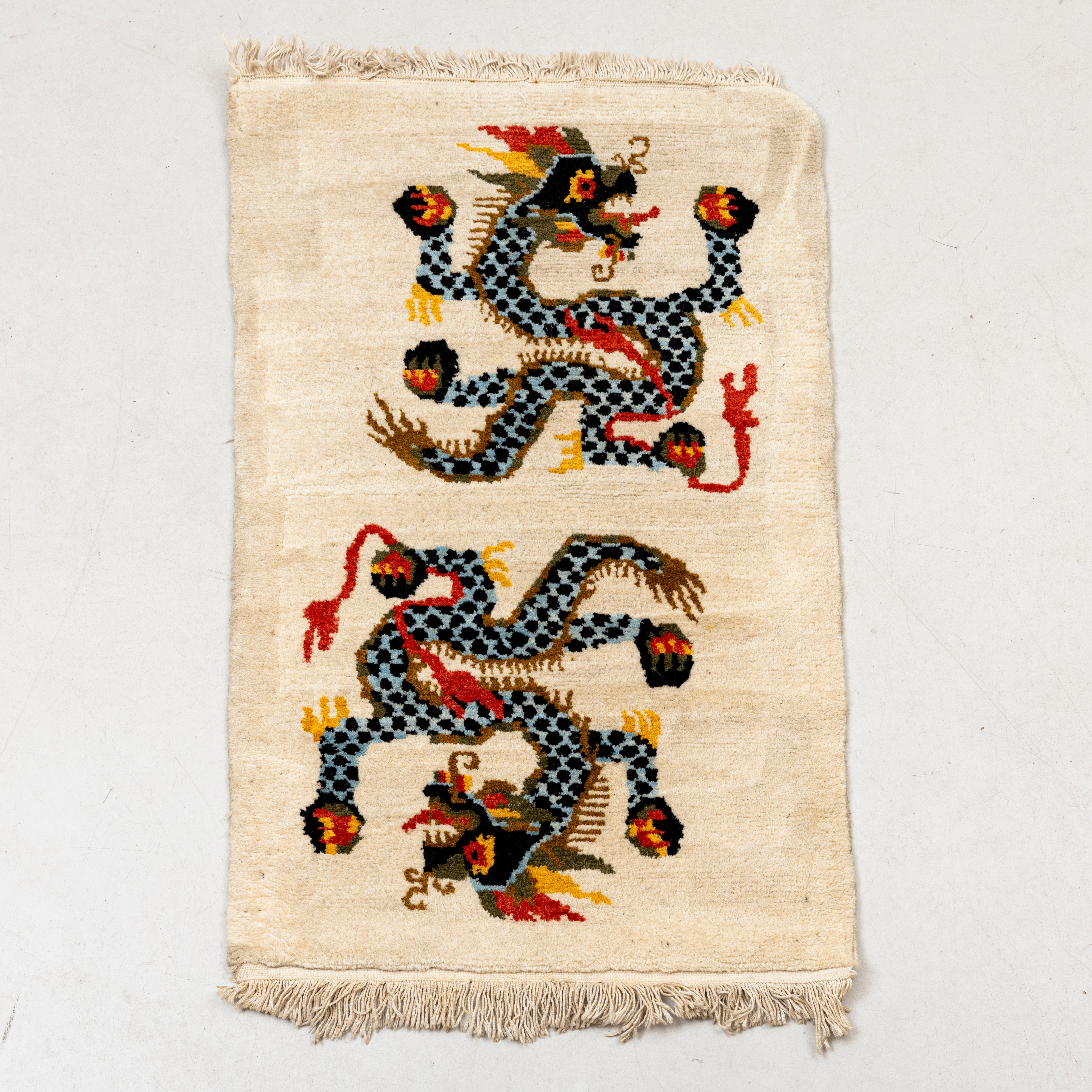 MATTA, Tibet, motiv av drakar, semiantik, ca 95 x 60 cm.