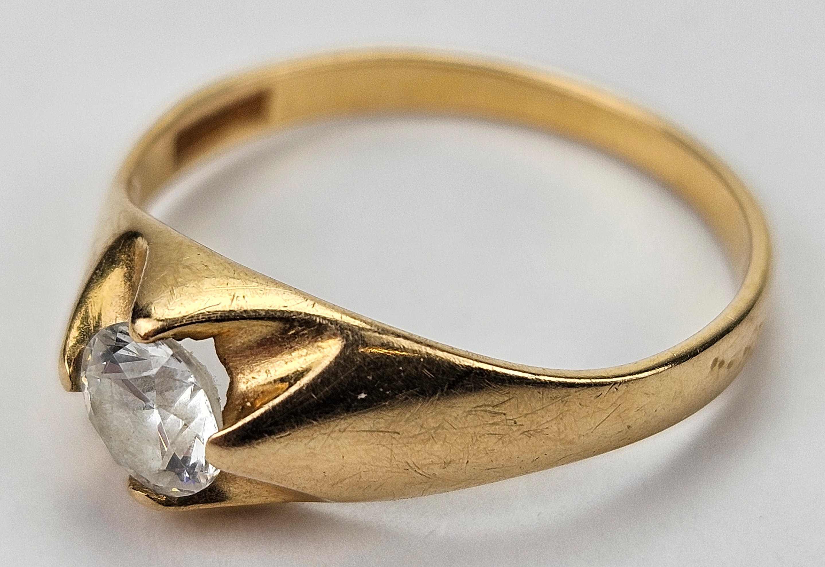 RING, guld, 18K, med syntetisk sten, total vikt ca. 2,5 gram.