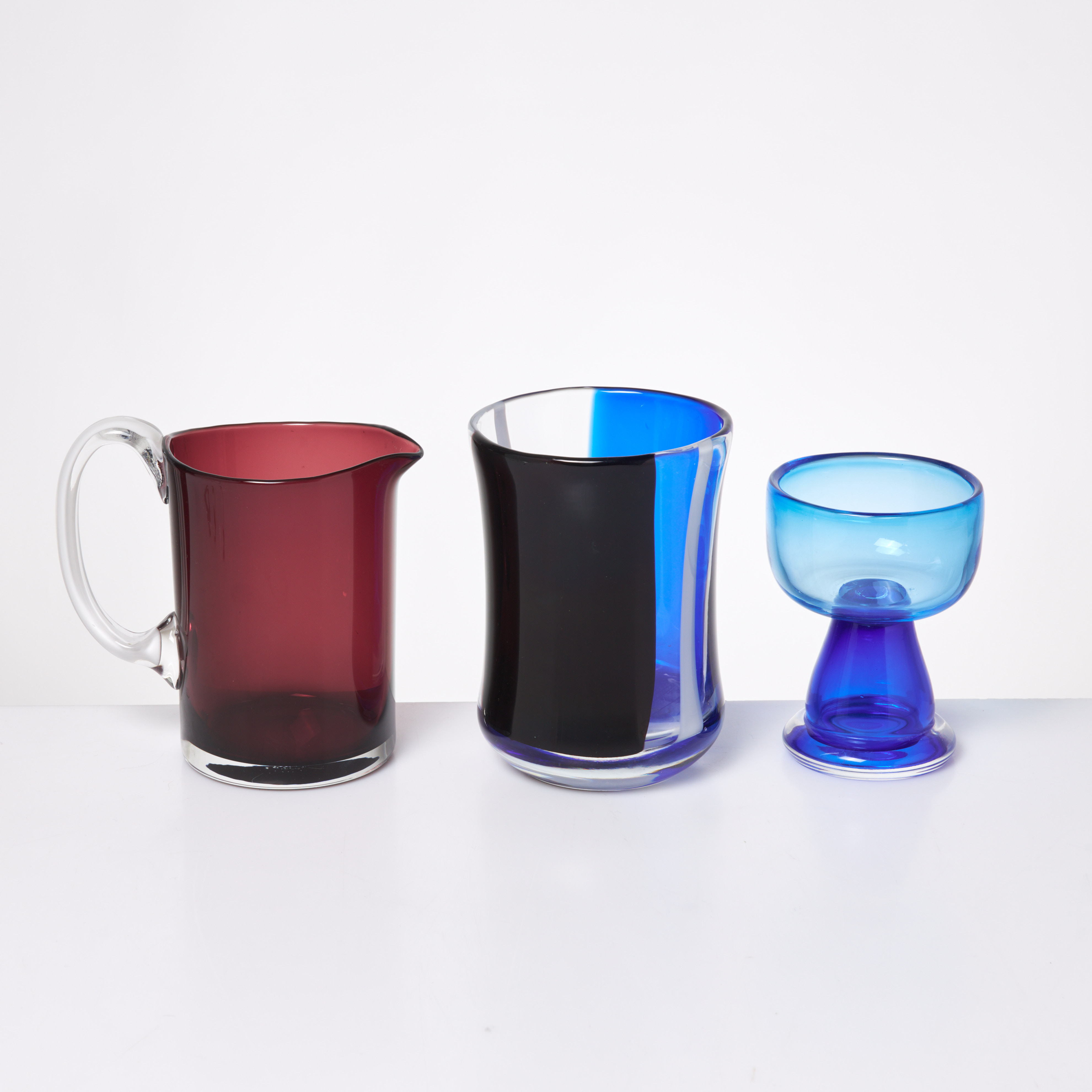 ERIK HÖGLUND. Vas, skål på fot samt kanna, glas, 2 st Chribska, samtliga signerade samt daterade 92.