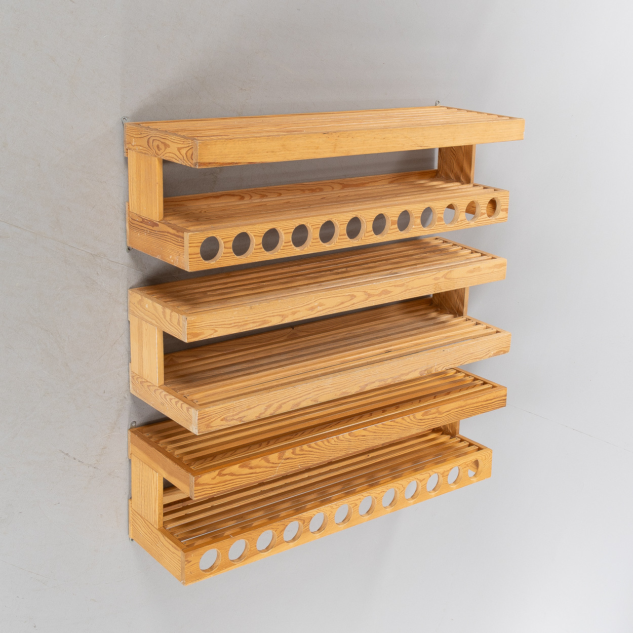 SVEN LARSSON. TILLSKRIVEN. Hyllor, 3 st, furu, Möbel-shop Sven Larsson AB.