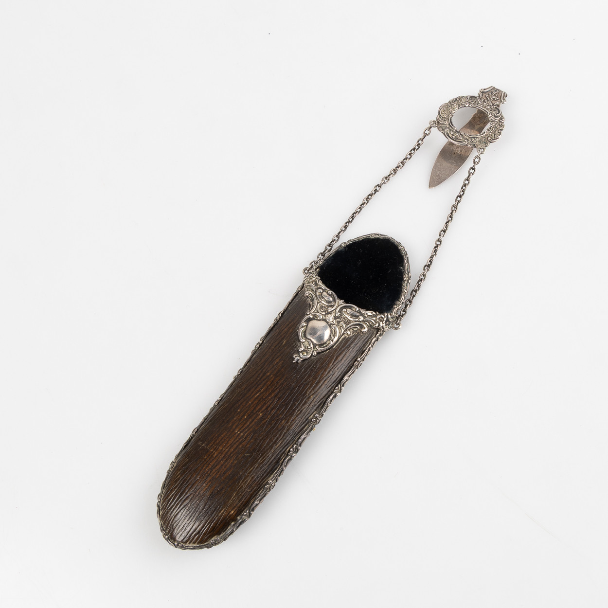 CHATELAINE med GLASÖGONFODRAL, för dräkt, troligen Levi & Salaman, Birmingham, edvardiansk era, ca 1910, beslag av sterlingsilver.