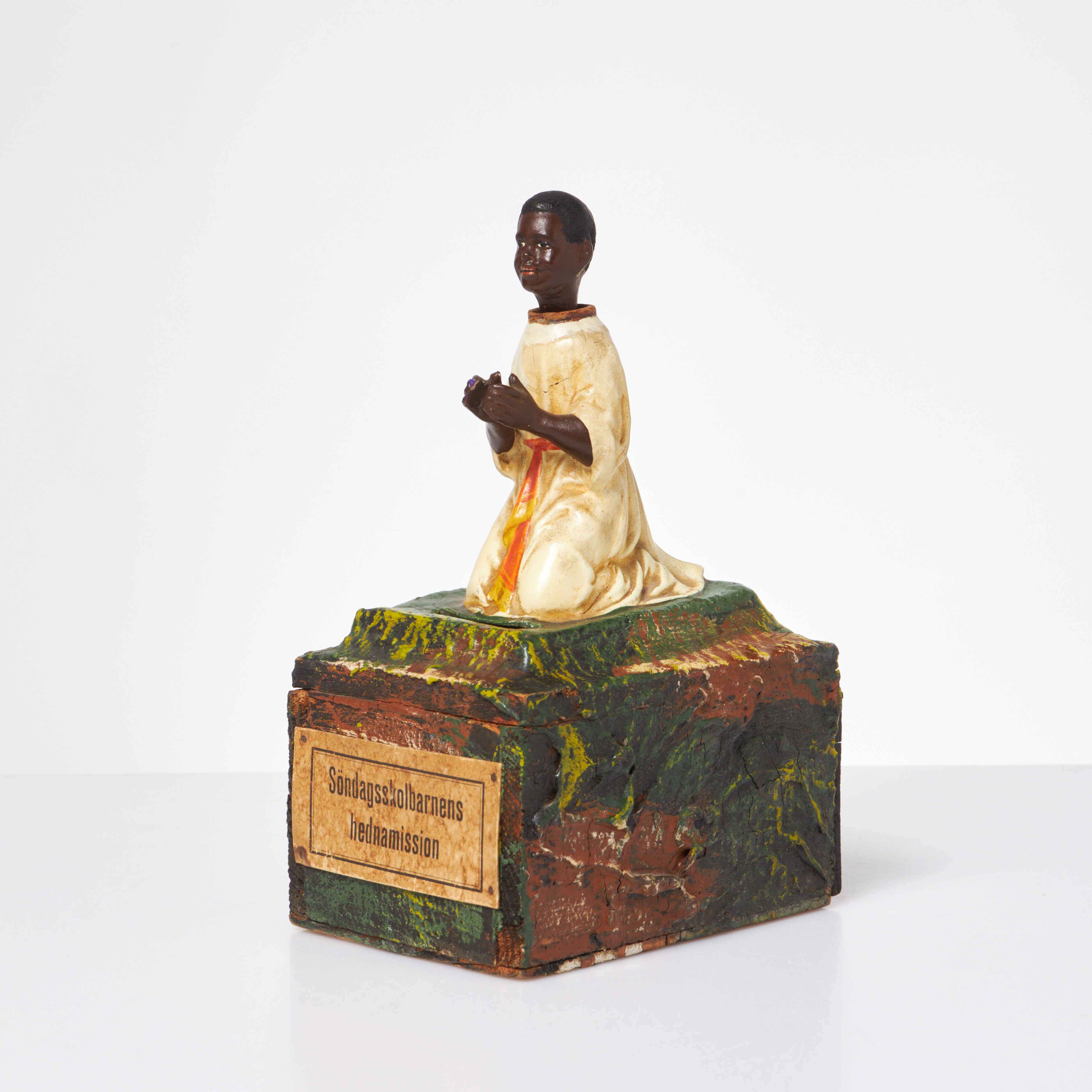 SPARBÖSSA/KOLLEKT, 1900-talets första hälft, "Söndagskolbarnens hednamission", trä samt papier maché.