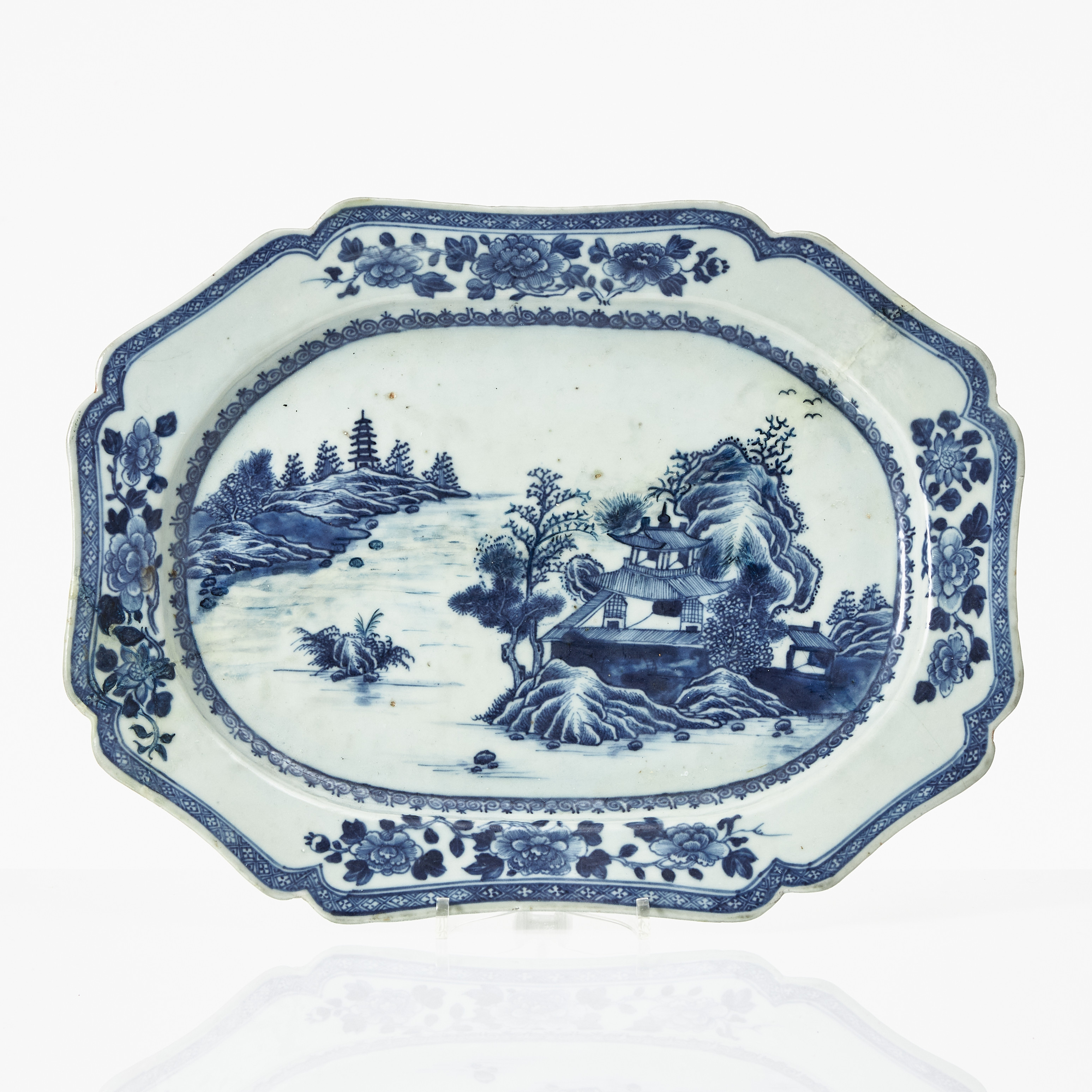 UPPLÄGGNINGSFAT, porslin Kina, Qianlong (1736-1795), konturerad bräm, europeisk silverform, dekor av flodlandskap med pagoder i underglasyrblått.