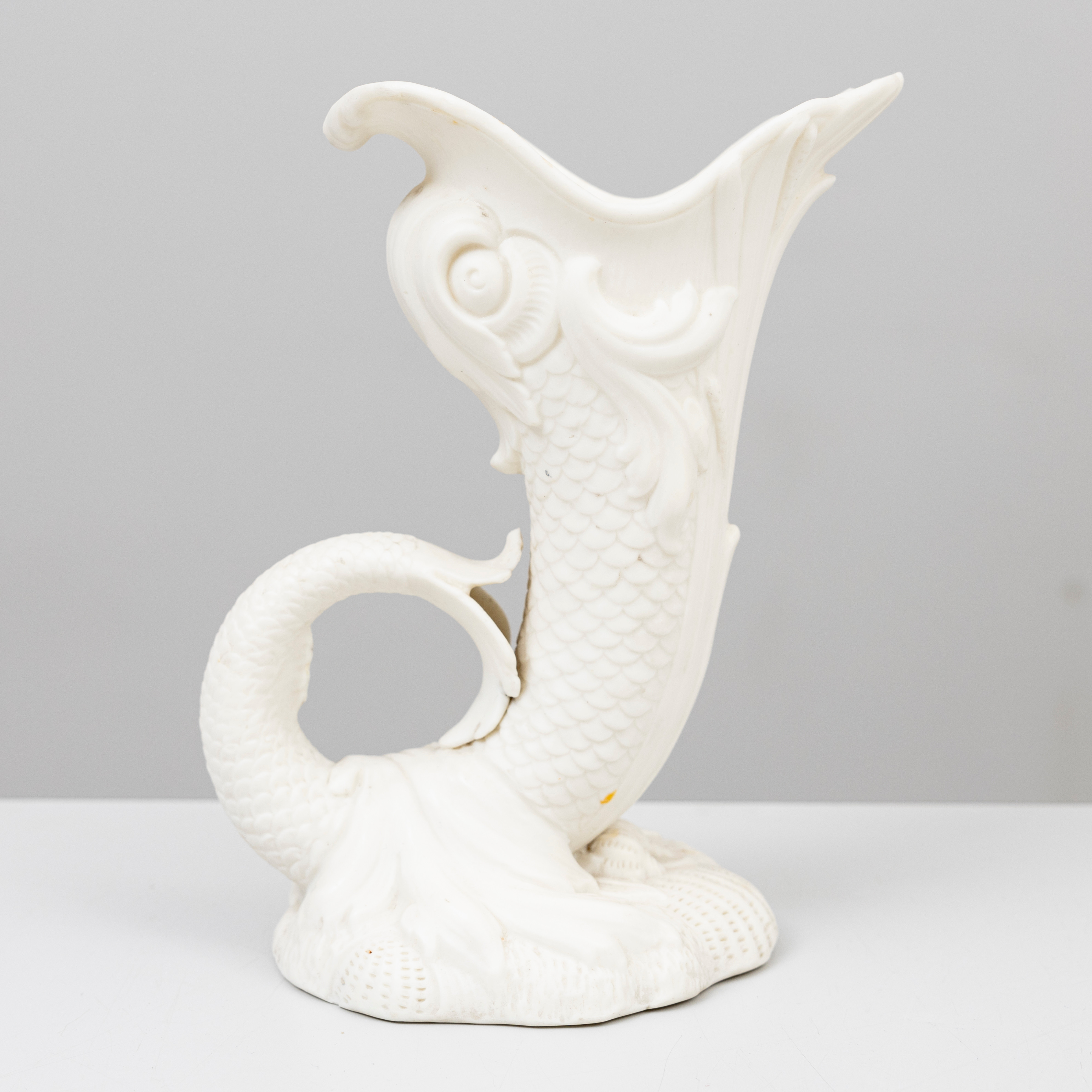 VAS, i form av karpfisk, parian, Gustavsberg, omkring 1900.