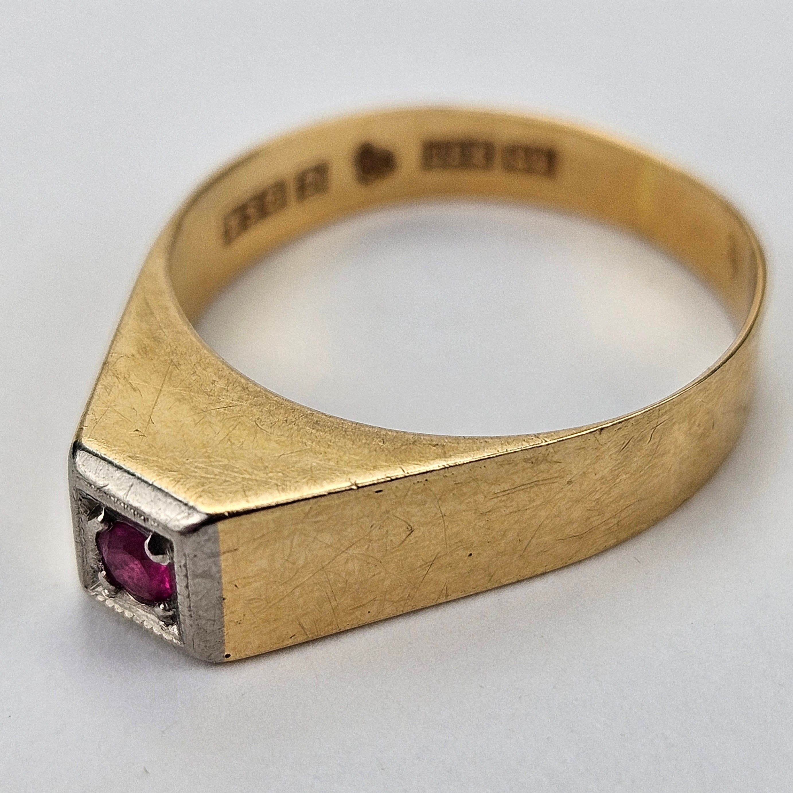 RING, guld, 18K, med slipad syntetisk sten, total vikt ca. 2 gram.