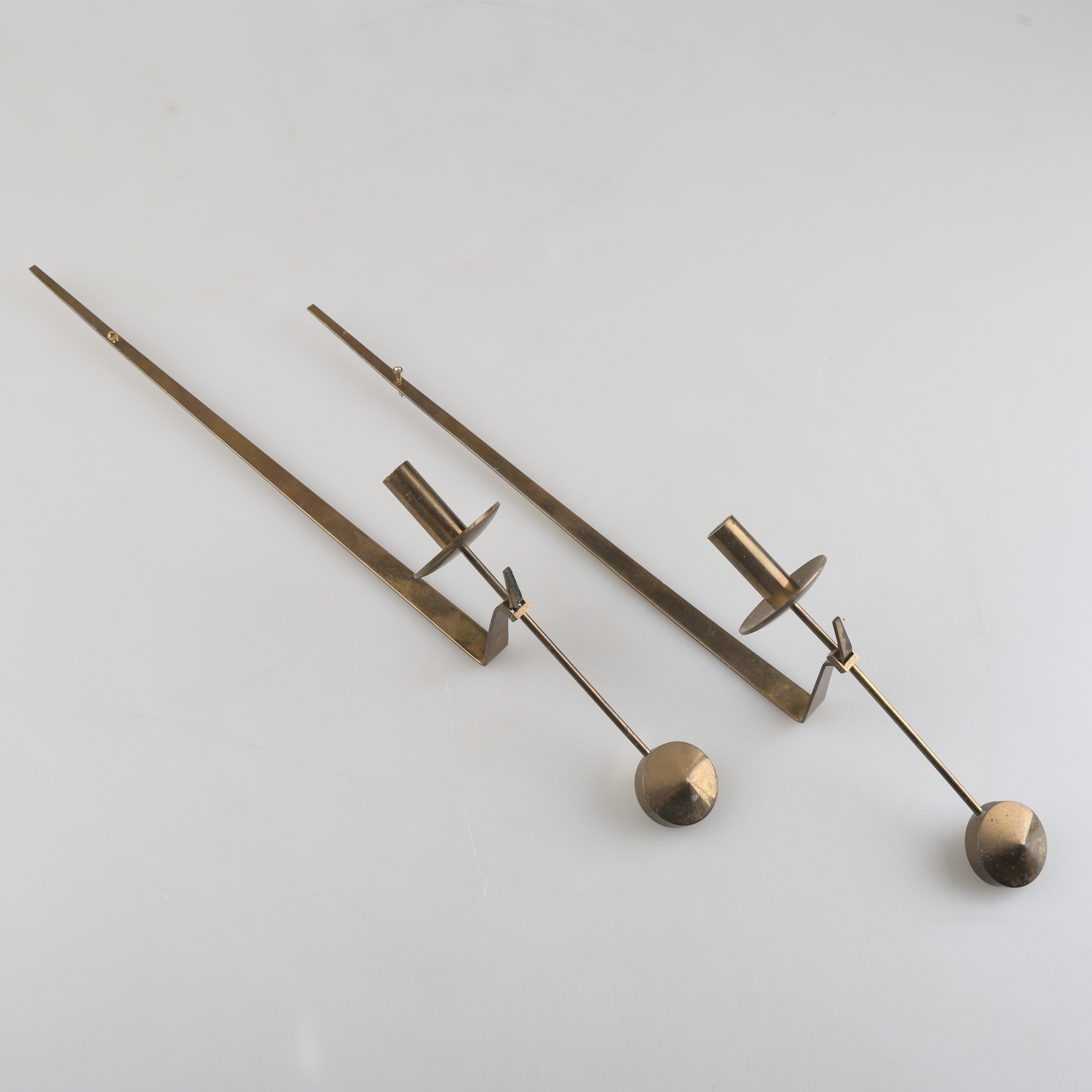 PIERRE FORSSELL. Väggljusstakar, ett par, mässing, "Pendel", Skultuna. 1950-tal.