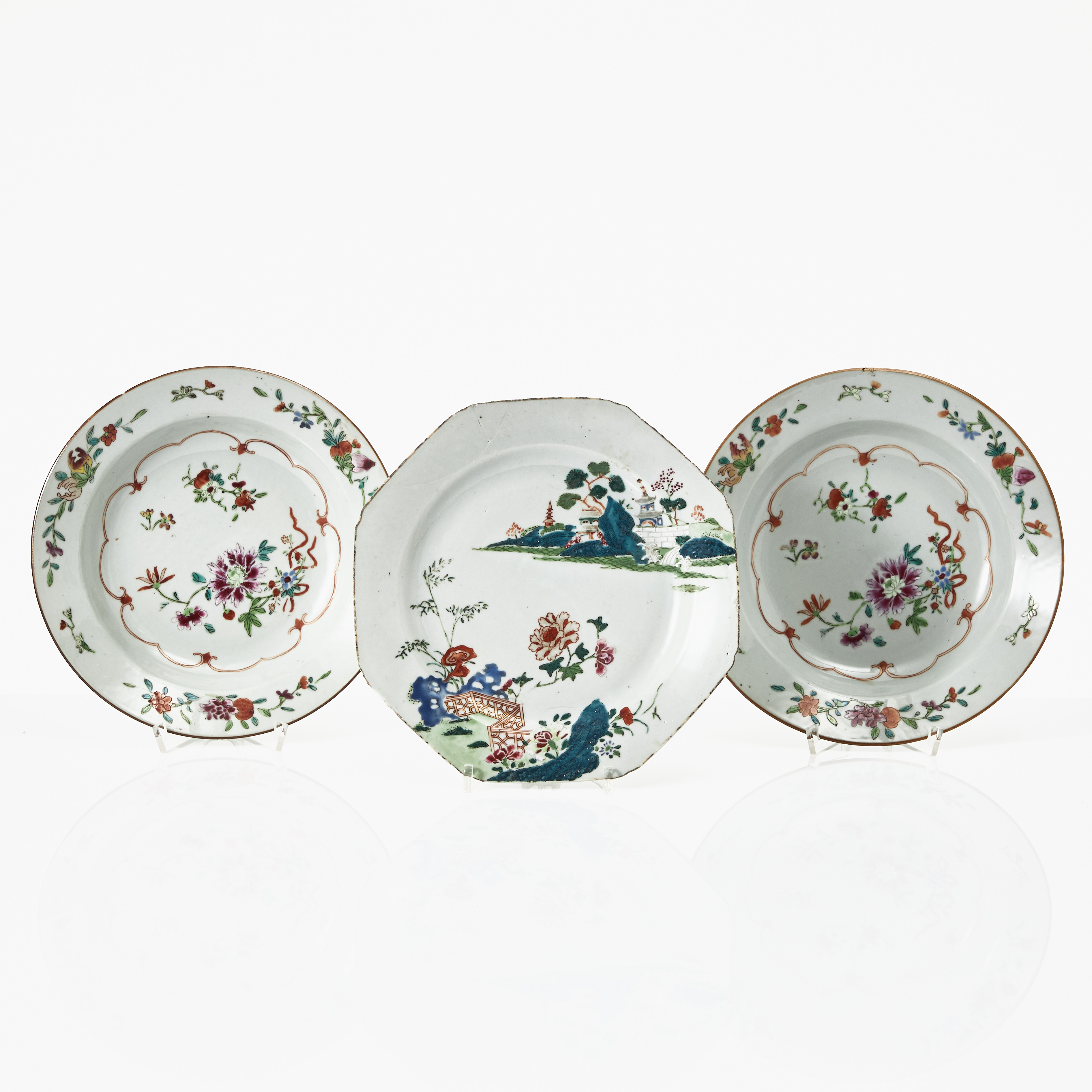 TALLRIKAR, 2+1 st., porslin, Kina, Qianlong (1736-1795), famille rose, dekor av blommor och flodlandskap.