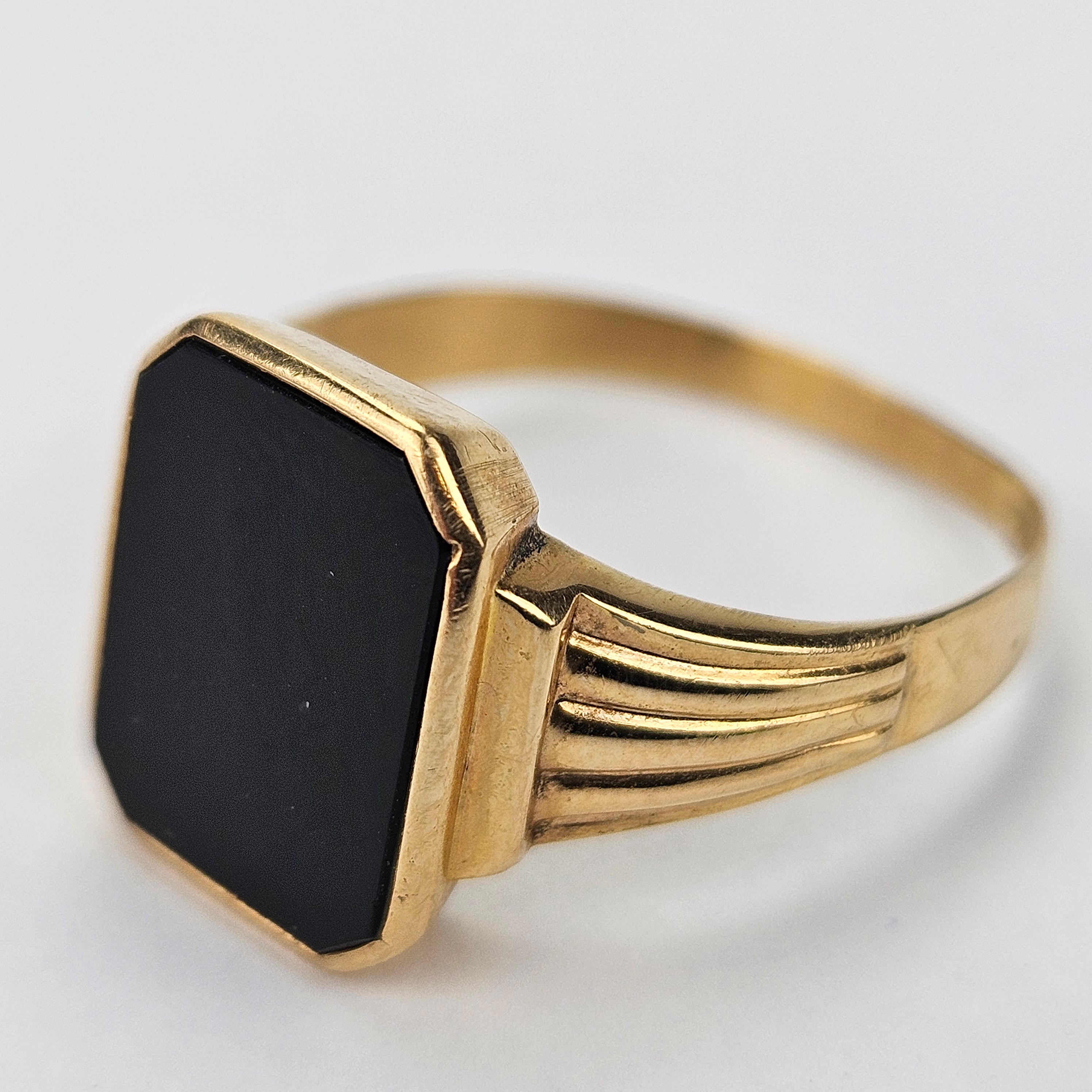 KLACKRING, guld, 18K, med svart sten, K&EC, Göteborg, total vikt ca. 2,8 gram.