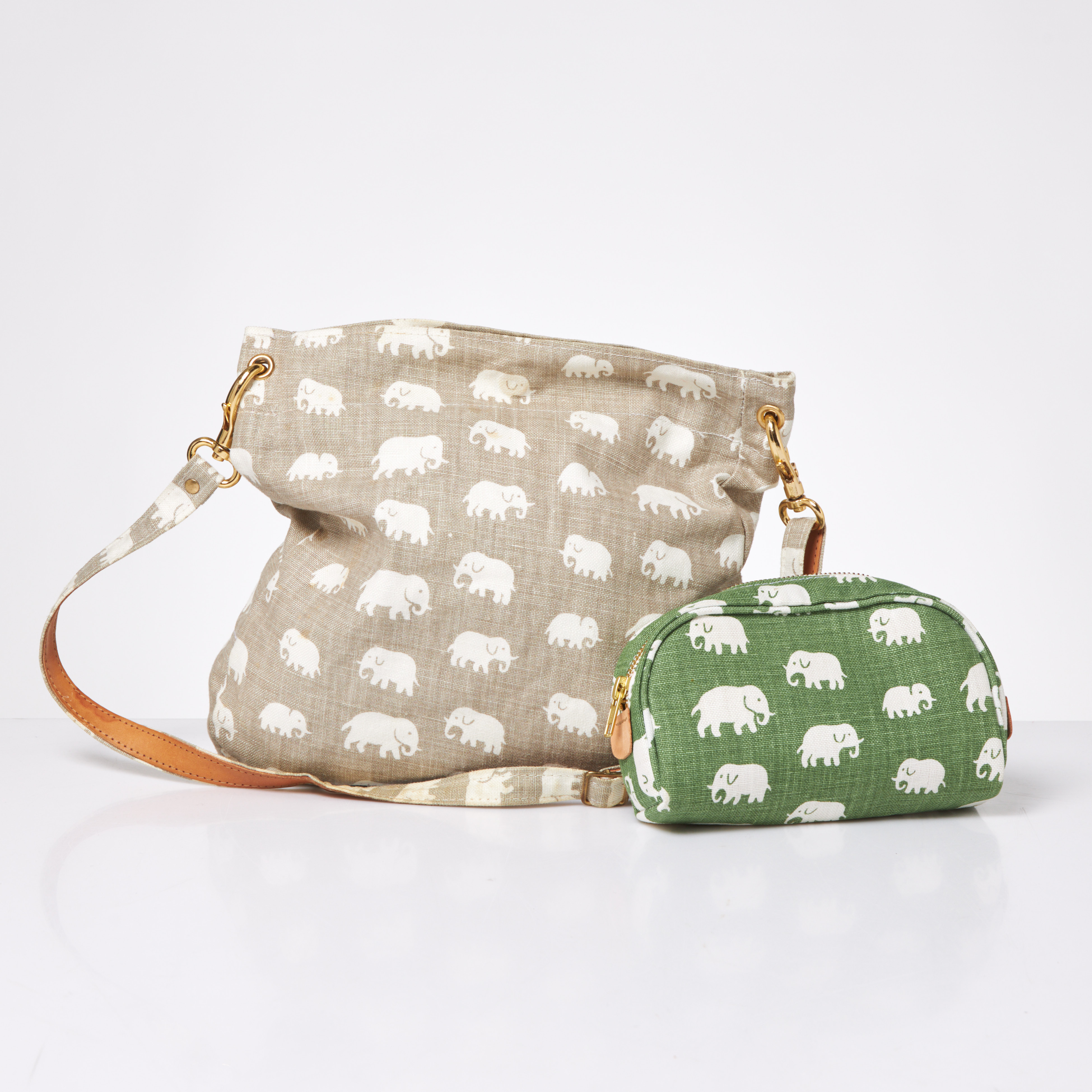 VÄSKA & NECESSÄR, 2 dlr, textil "Elefant" av Estrid Ericson, märkta Firma Svenskt Tenn, samtida tillverkning.