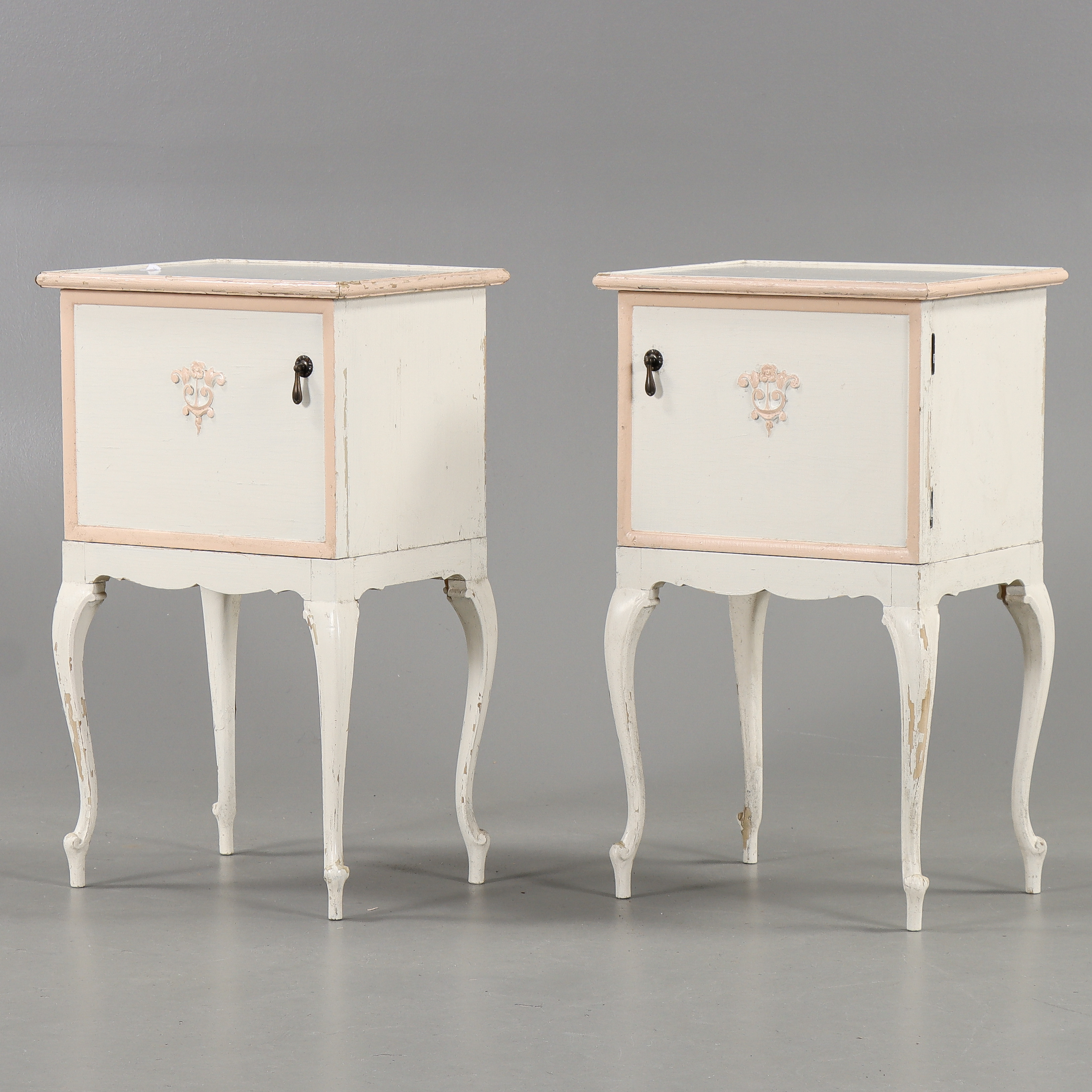 SÄNGBORD 2 st, rokokostil 1900-talets första hälft.