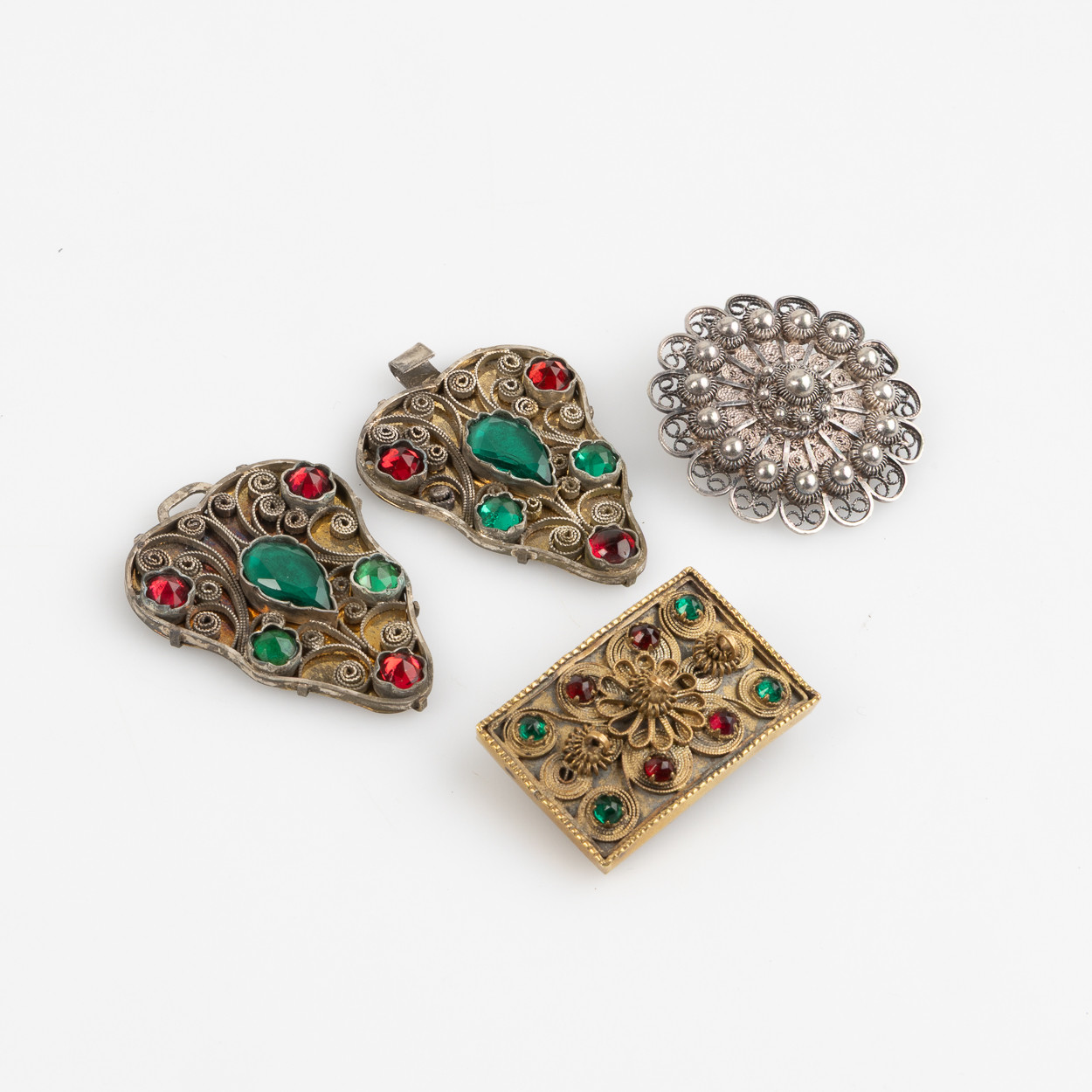 TRÖJSPÄNNE & DRÄKTBROSCHER, 3 delar, förgyllt silver och mässing.