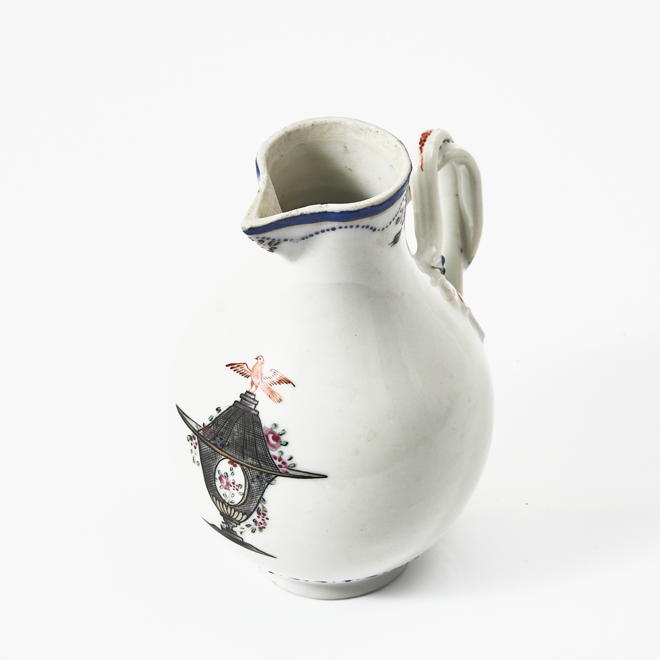 GRÄDDKANNA, porslin, Kina, sen Qianlong (1736-1795), droppformad, dekor av urna krönt av fågel i sepia och järnoxid, tvinnad hänkel.