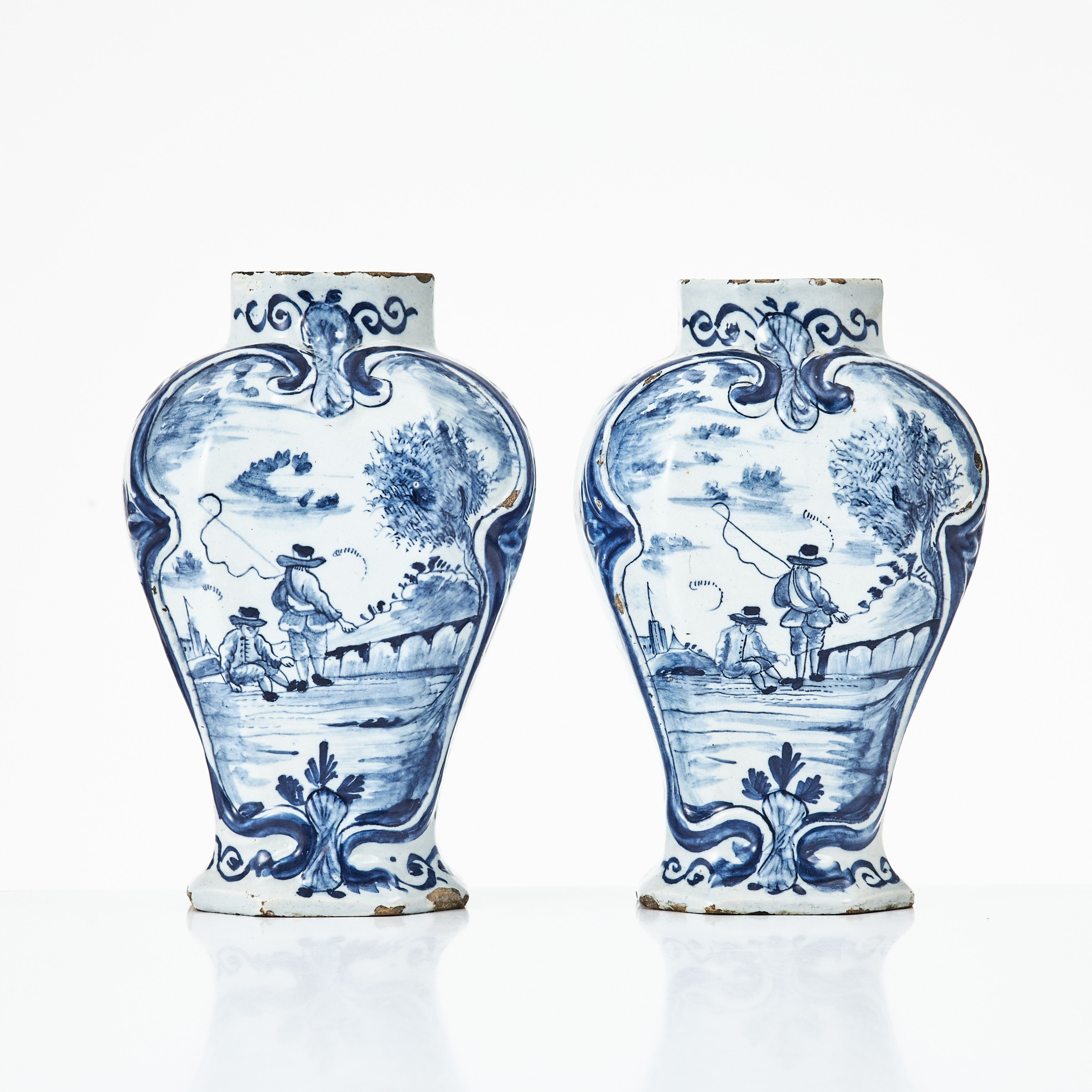 VASER, ett par, fajans, Holland, Delft, 1700-tal, troligen De Vergulde Blompot (1616-1841).